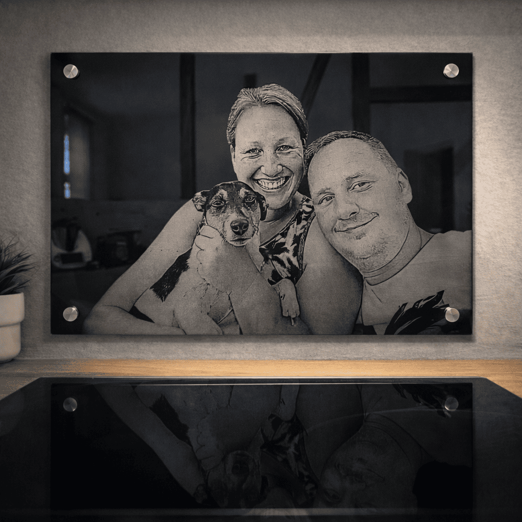 Fotogravur auf schwarzer Glasrückwand in einer Küche mit personalisiertem Foto