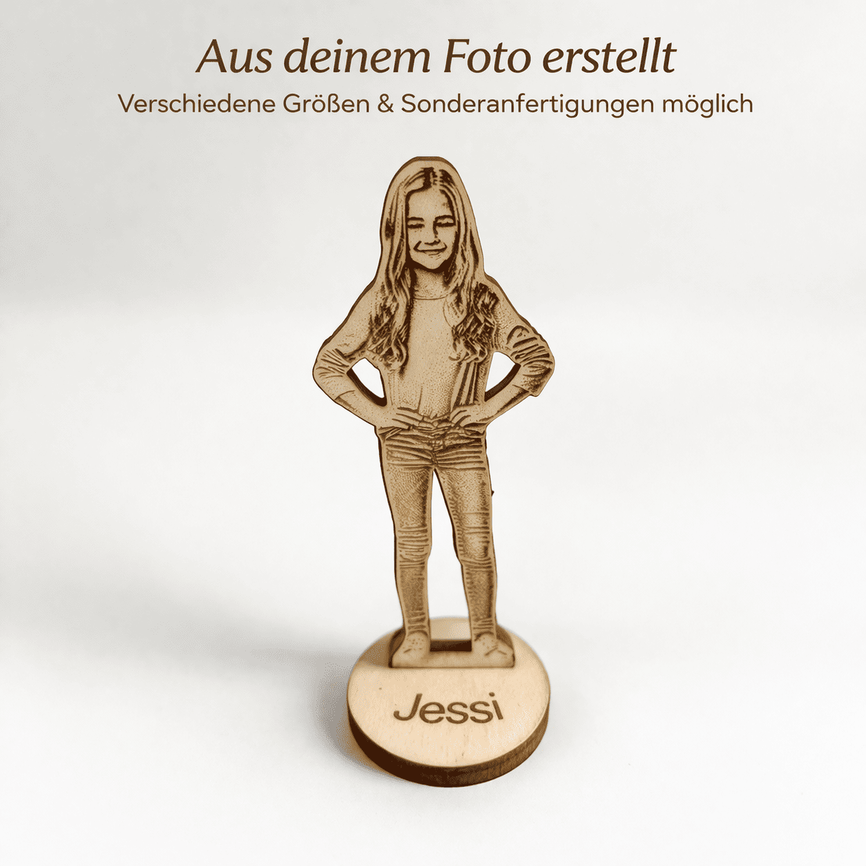 Freistehende Holzfigur mit präzisem Zuschnitt basierend auf einem Foto