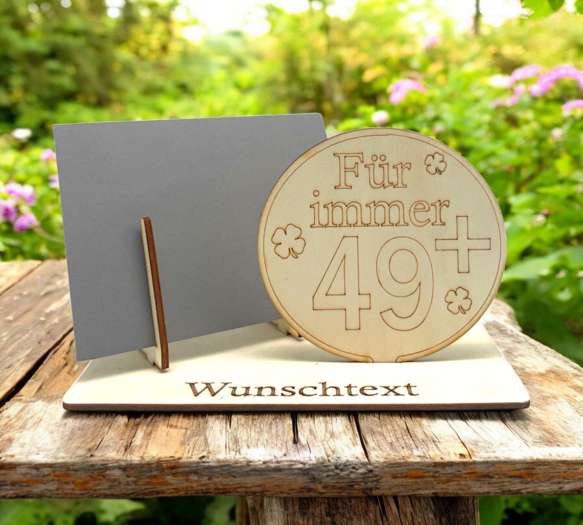 Geldgeschenk für den 50 Geburtstag verpacken – dekorative Holz-Gutscheinverpackung mit witziger „Für immer 49+“-Gravur und Kleeblättern.