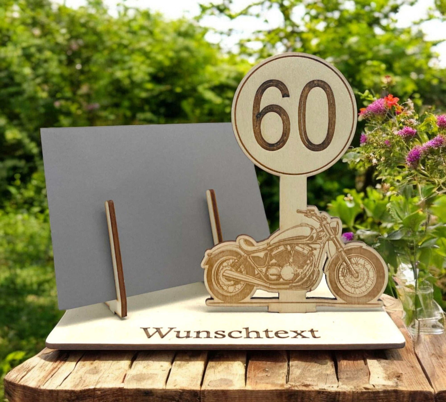 Geldgeschenk für den 60. Geburtstag verpacken – dekorative Holz-Gutscheinverpackung mit Motorrad-Design und individueller Gravur.