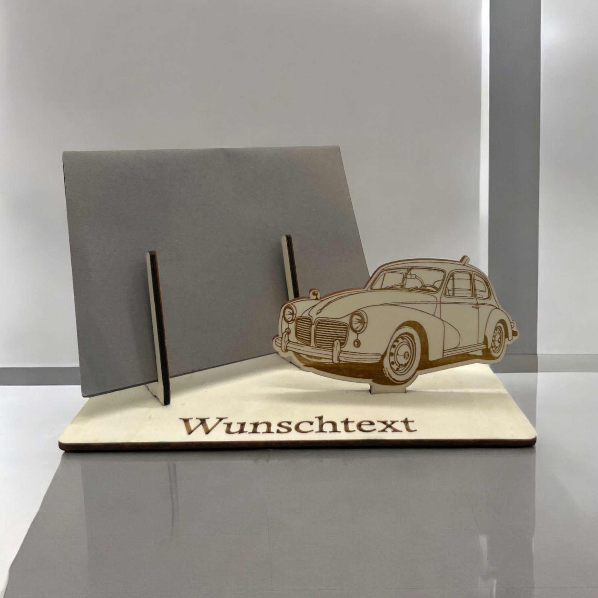 Geldgeschenk verpacken für Oldtimer-Fans – Motiv zeigt stilisiertes Auto aus Holz