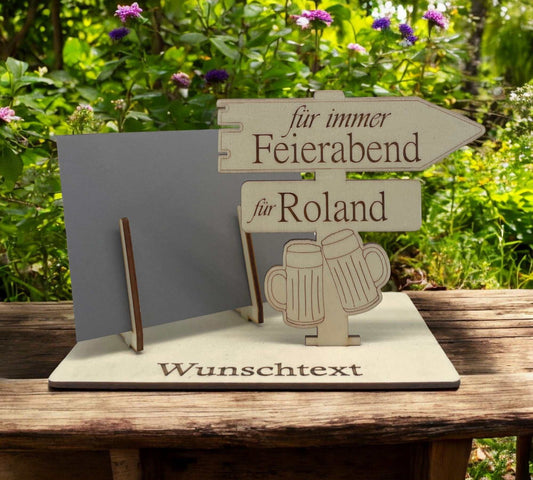 Gutschein verpacken zum Ruhestand – Holzhalter mit gravierten Biergläsern und Richtungspfeil