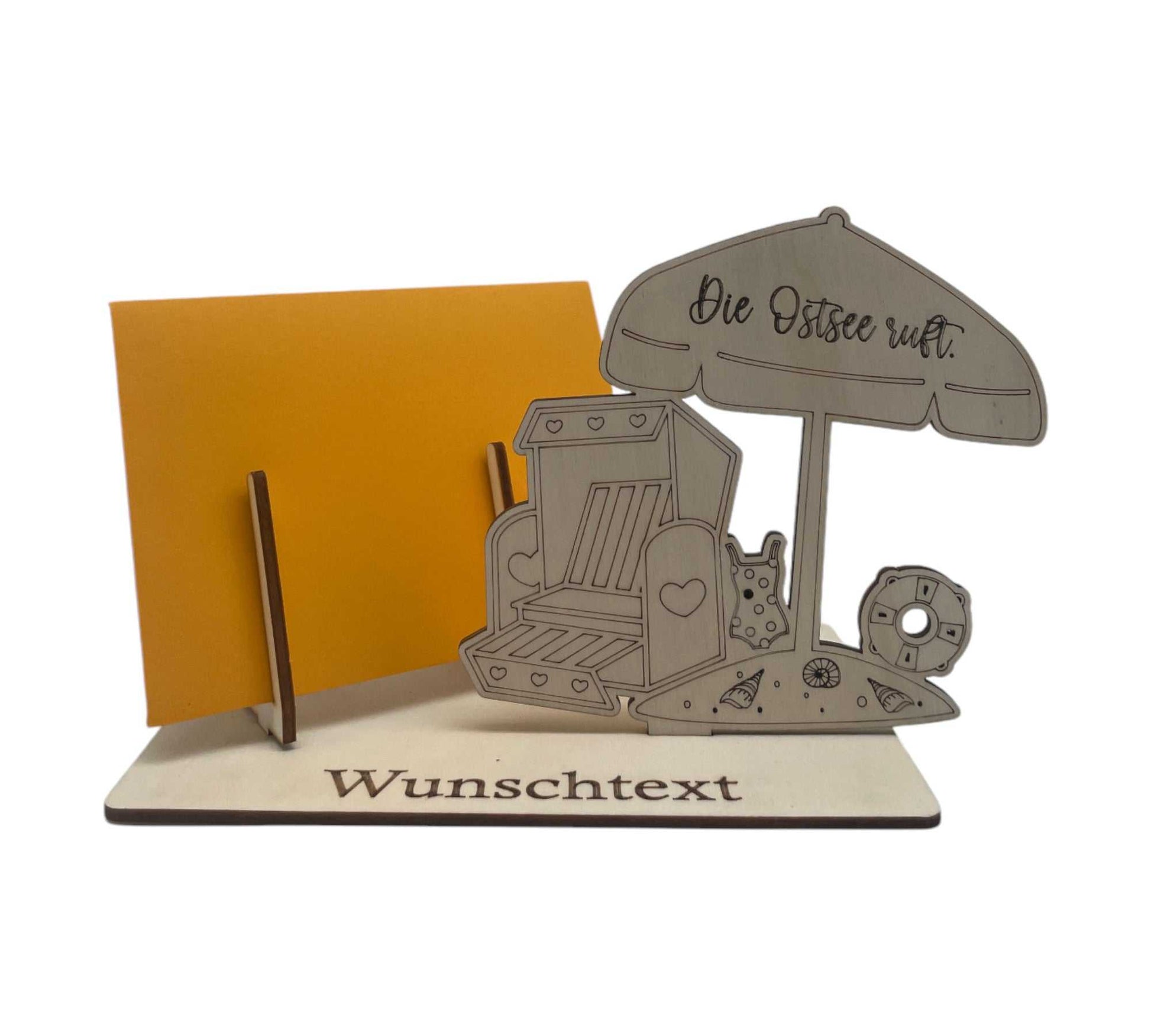 Geschenk-Gutscheinverpackung für Ostsee-Fans – liebevoll gestaltetes Strandkorb-Design mit Schirm und Sandspielzeug.