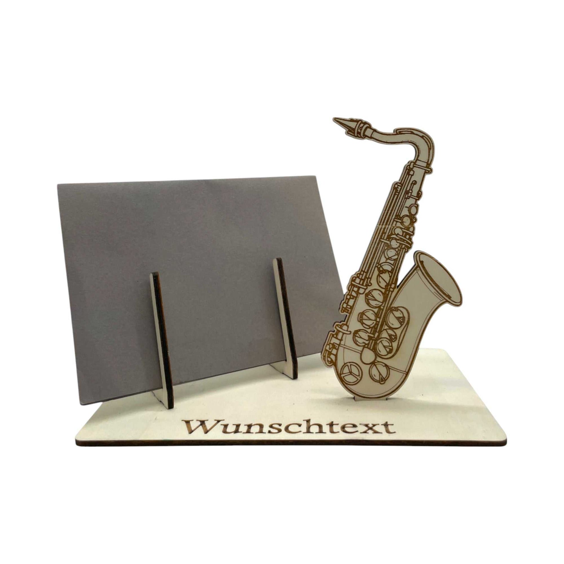 Gutschein verpacken mit Musikthema – Saxophonfigur mit Umschlag und Gravur