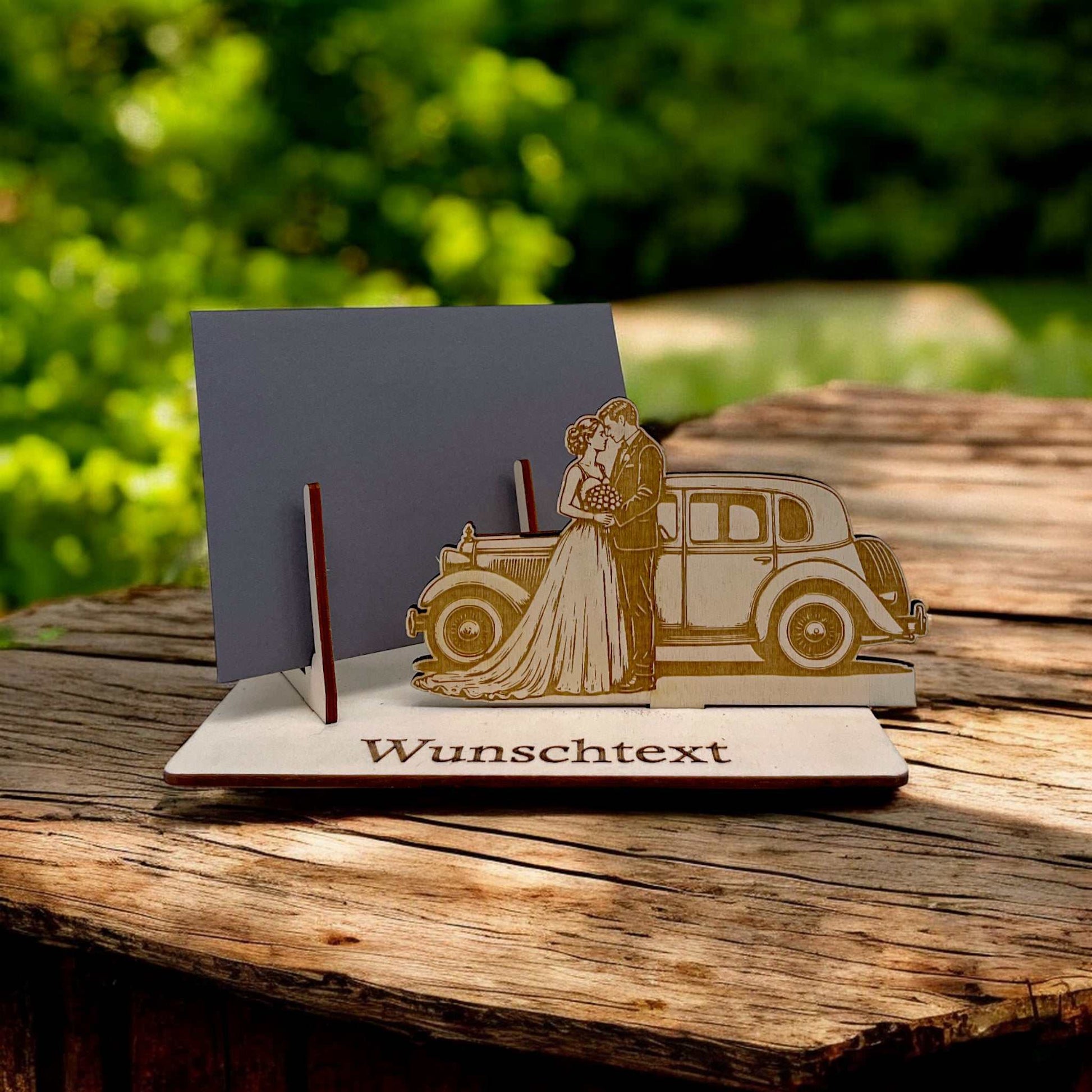 Gutscheinhalter Hochzeit mit Brautpaar vor Auto aus Holz mit personalisiertem Text