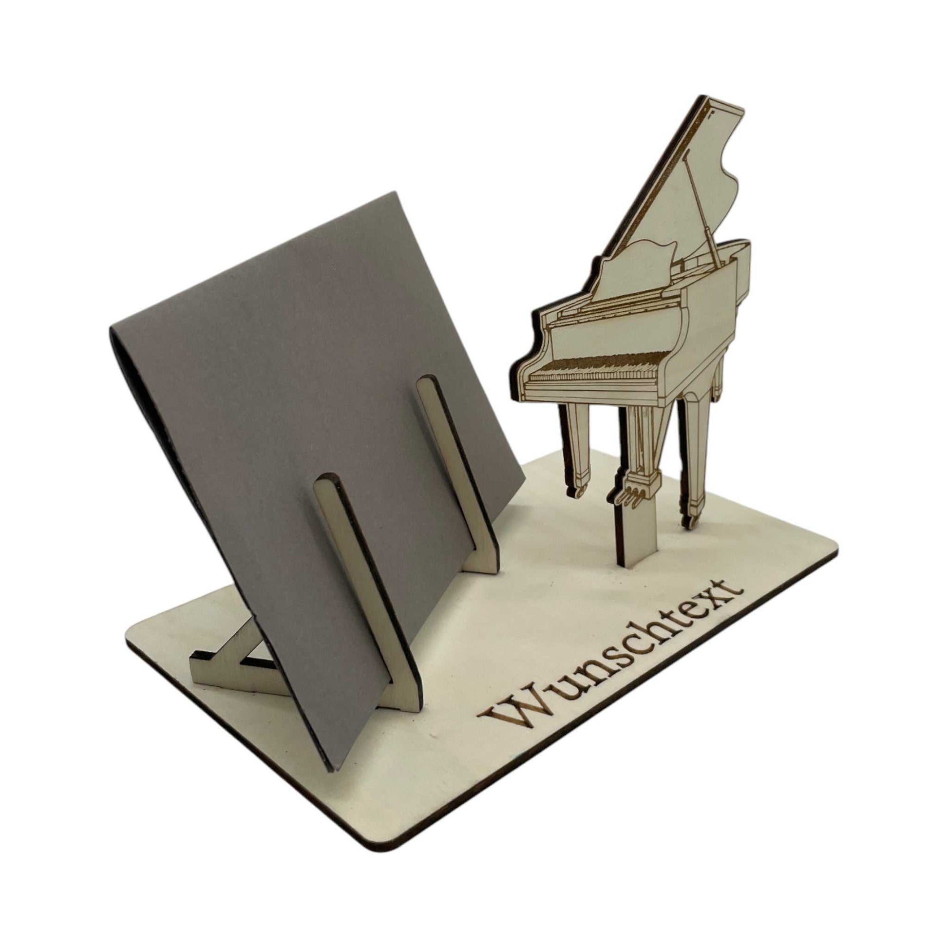 Gutschein verpacken mit Musikbezug – Holzklavier mit Platz für Wunschtext