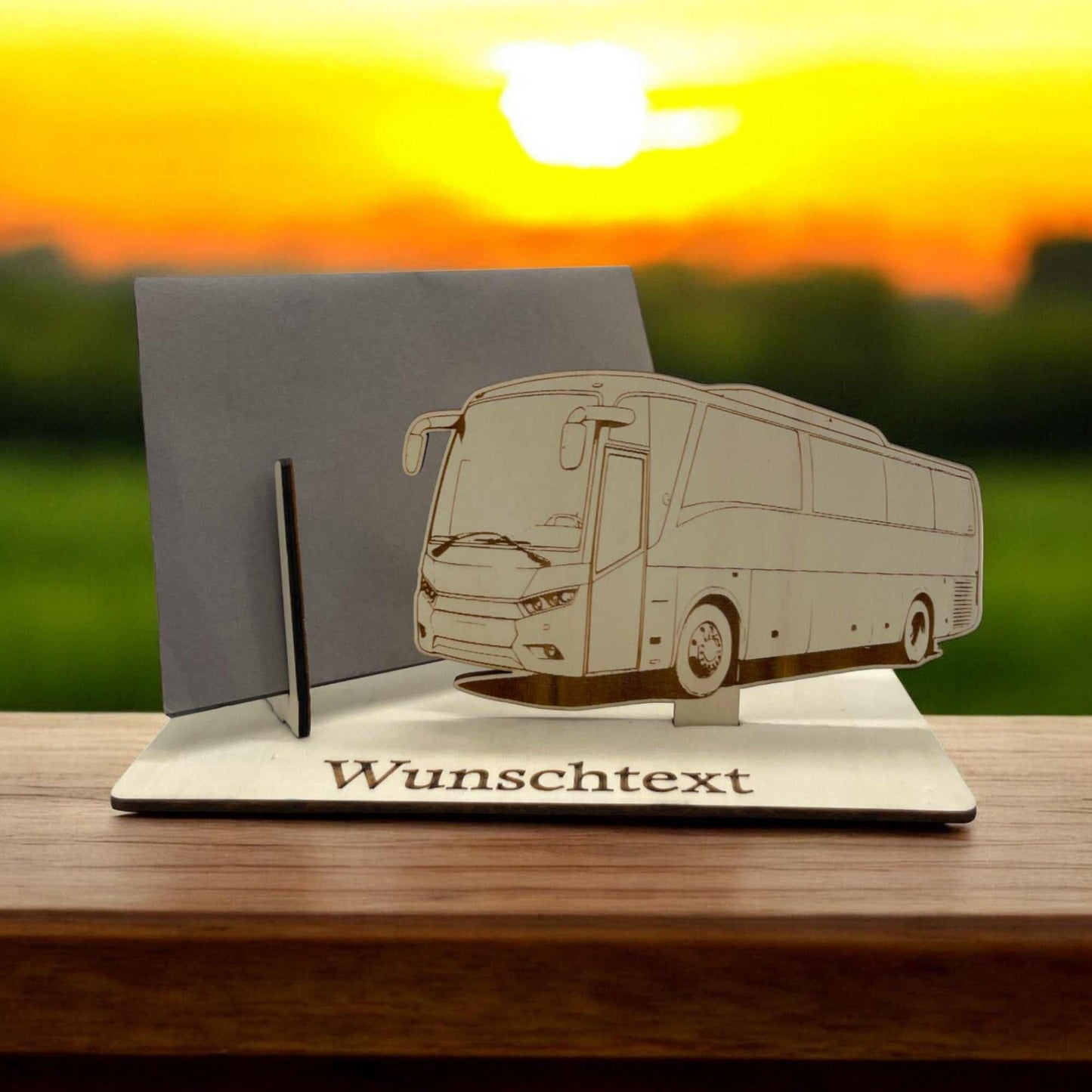 Gutschein verpacken – Holz-Gutscheinhalter mit Reisebus-Motiv, ideal für Reisegutscheine, Geburtstagsgeschenke und Busreisen.