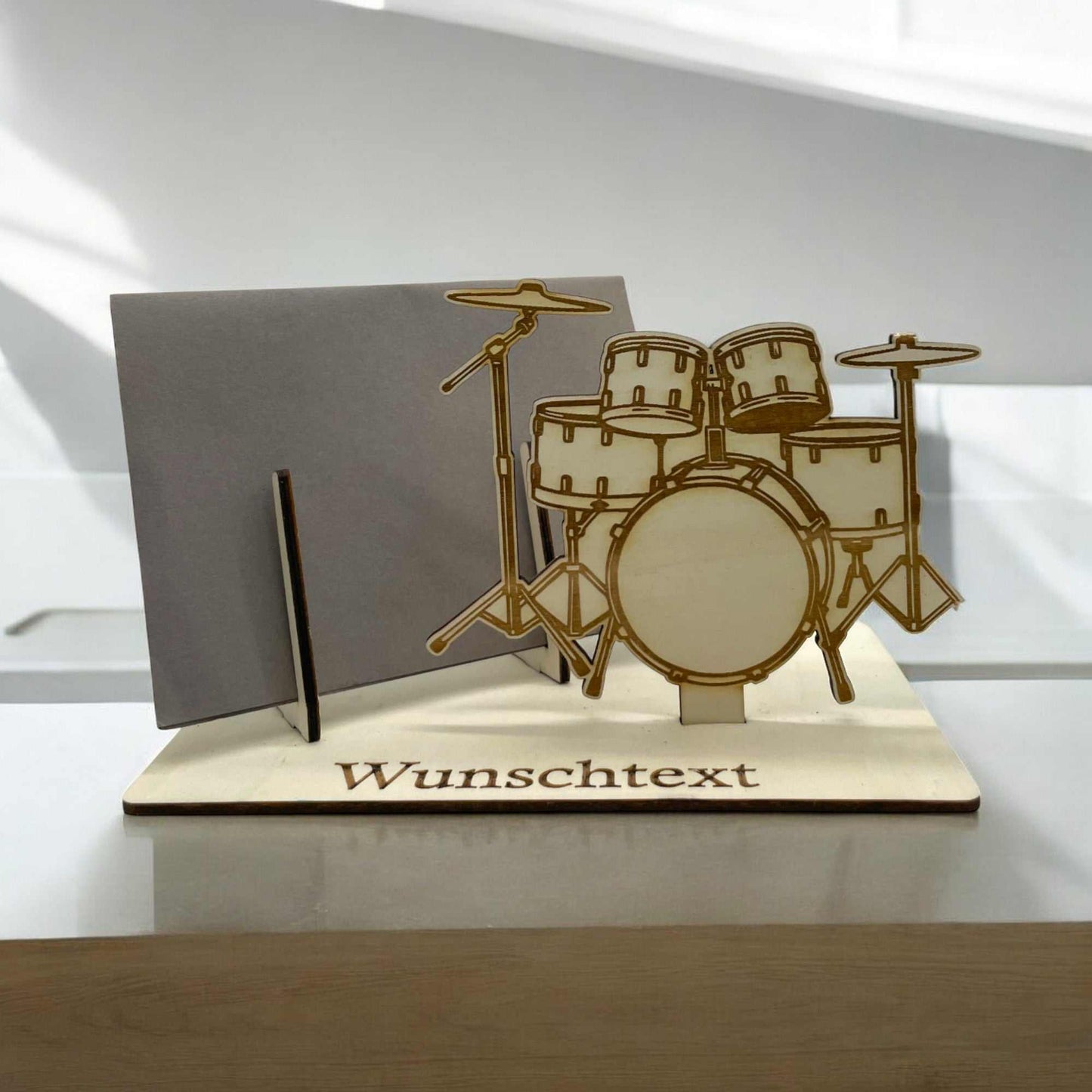 Gutschein verpacken – Holz-Gutscheinhalter im Schlagzeug-Design, ideal für Geburtstagsgeschenke und Musikliebhaber.