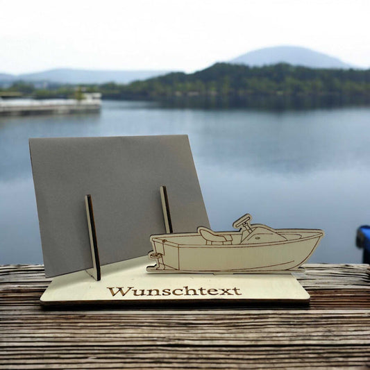Gutschein verpacken: Holz-Gutscheinhalter im Motorboot-Design – ideal für Geburtstagsgeschenke und Wassersportfans.