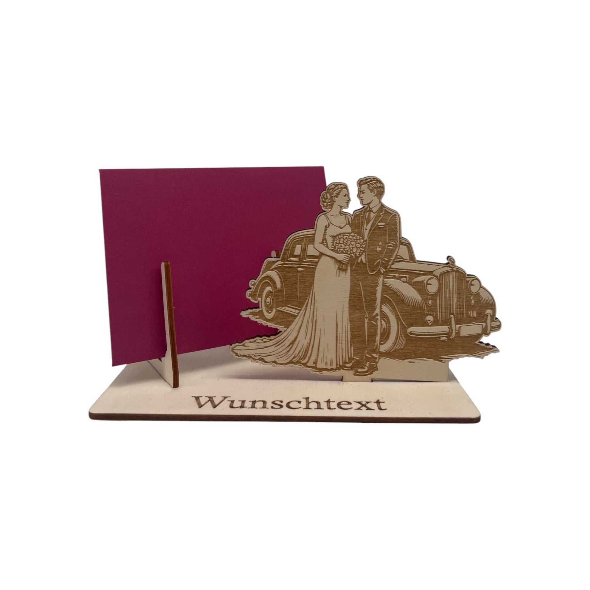 Gutscheinhalter mit Brautpaar vor klassischem Hochzeitsauto aus Holz