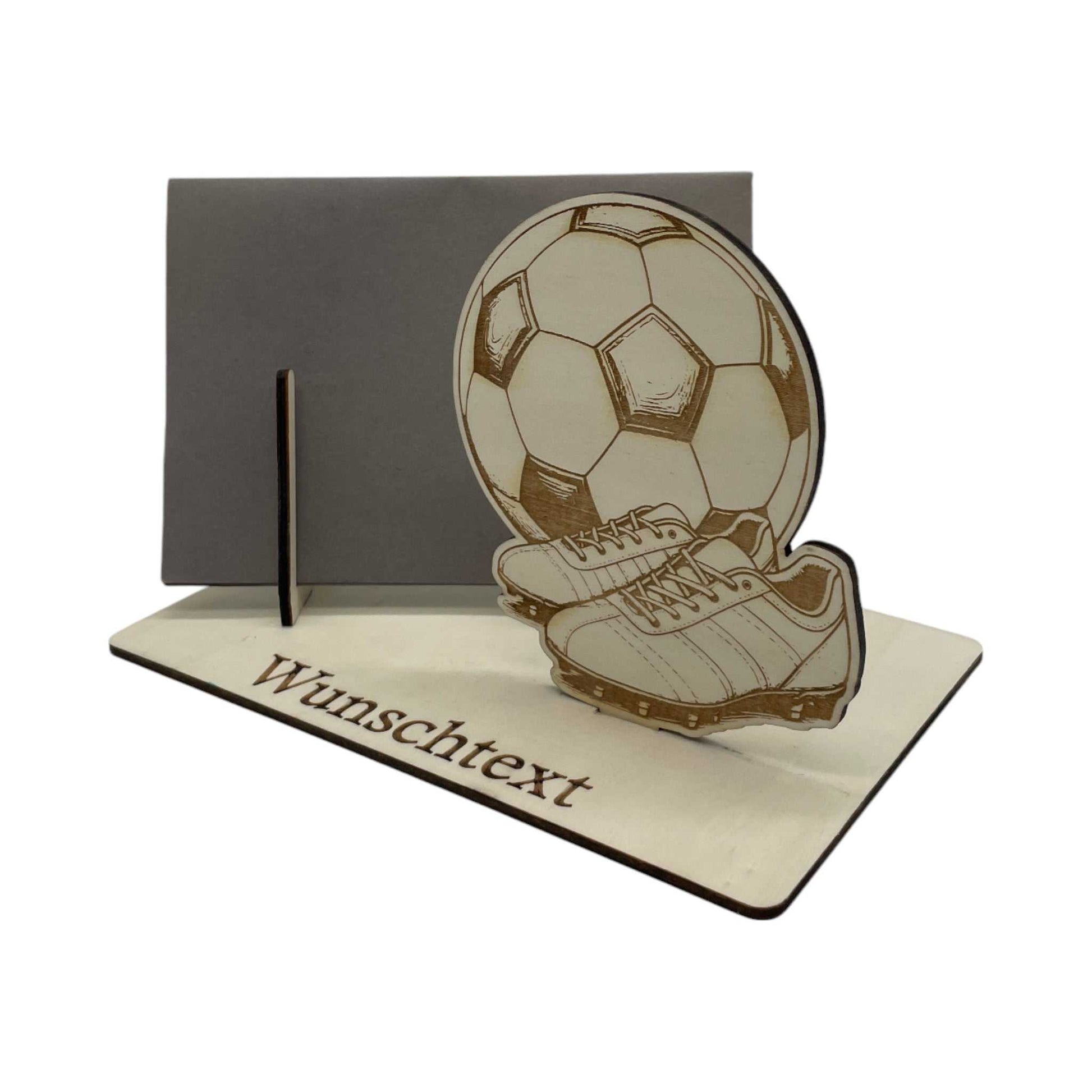 Fußball-Gutscheinhalter aus Holz mit Schuh-Motiv, perfekt zum Gutschein verpacken für Sportbegeisterte. Mit Wunschtext personalisierbar.
