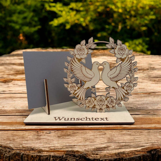 Gutscheinhalter Hochzeit mit Taubenmotiv aus Holz und personalisierbarem Wunschtext