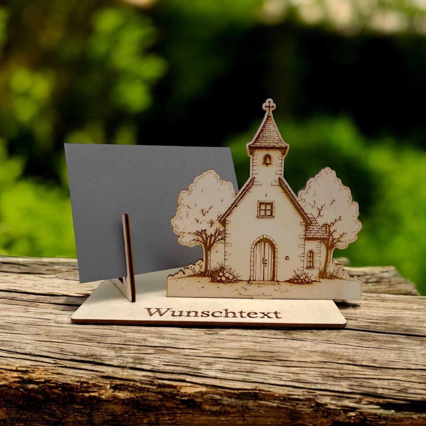 Gutscheinhalter Kirche aus Holz mit Umschlag und graviertem Wunschtext zur Hochzeit