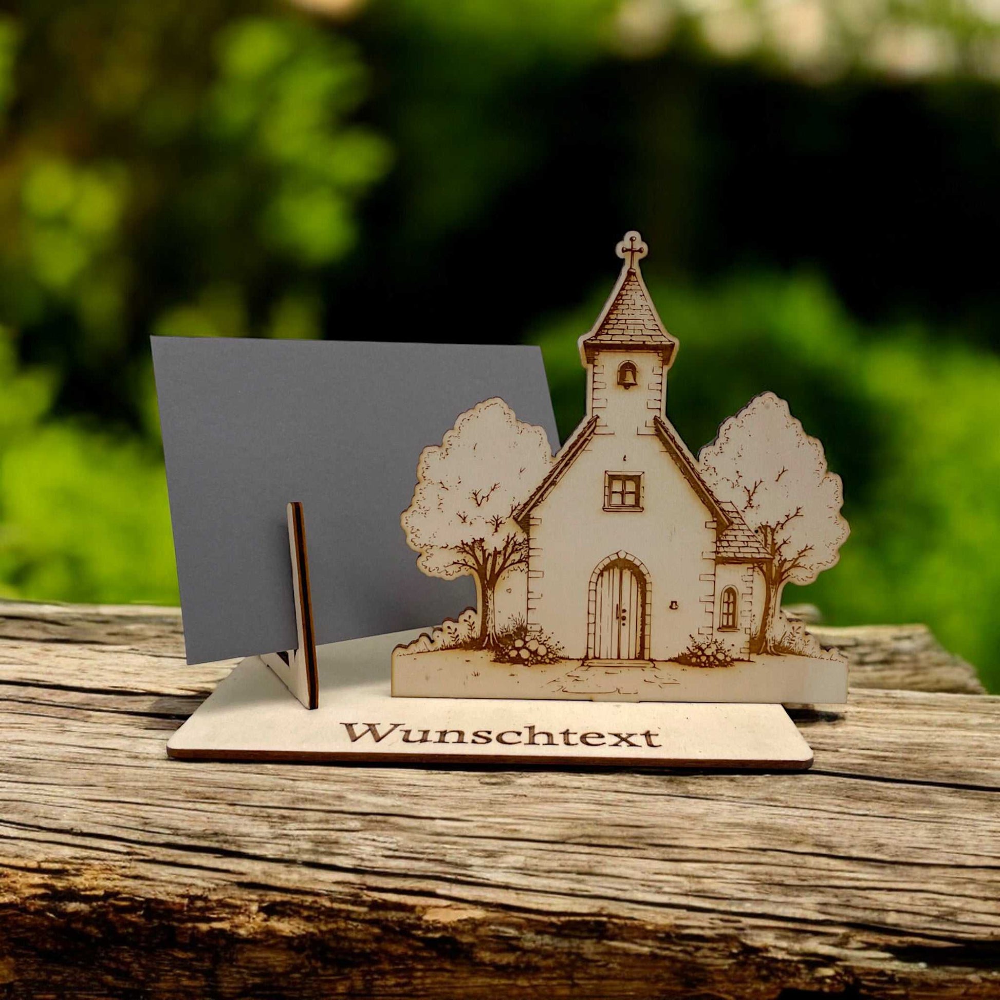 Gutscheinhalter Kirche aus Holz mit Umschlag und graviertem Wunschtext zur Hochzeit