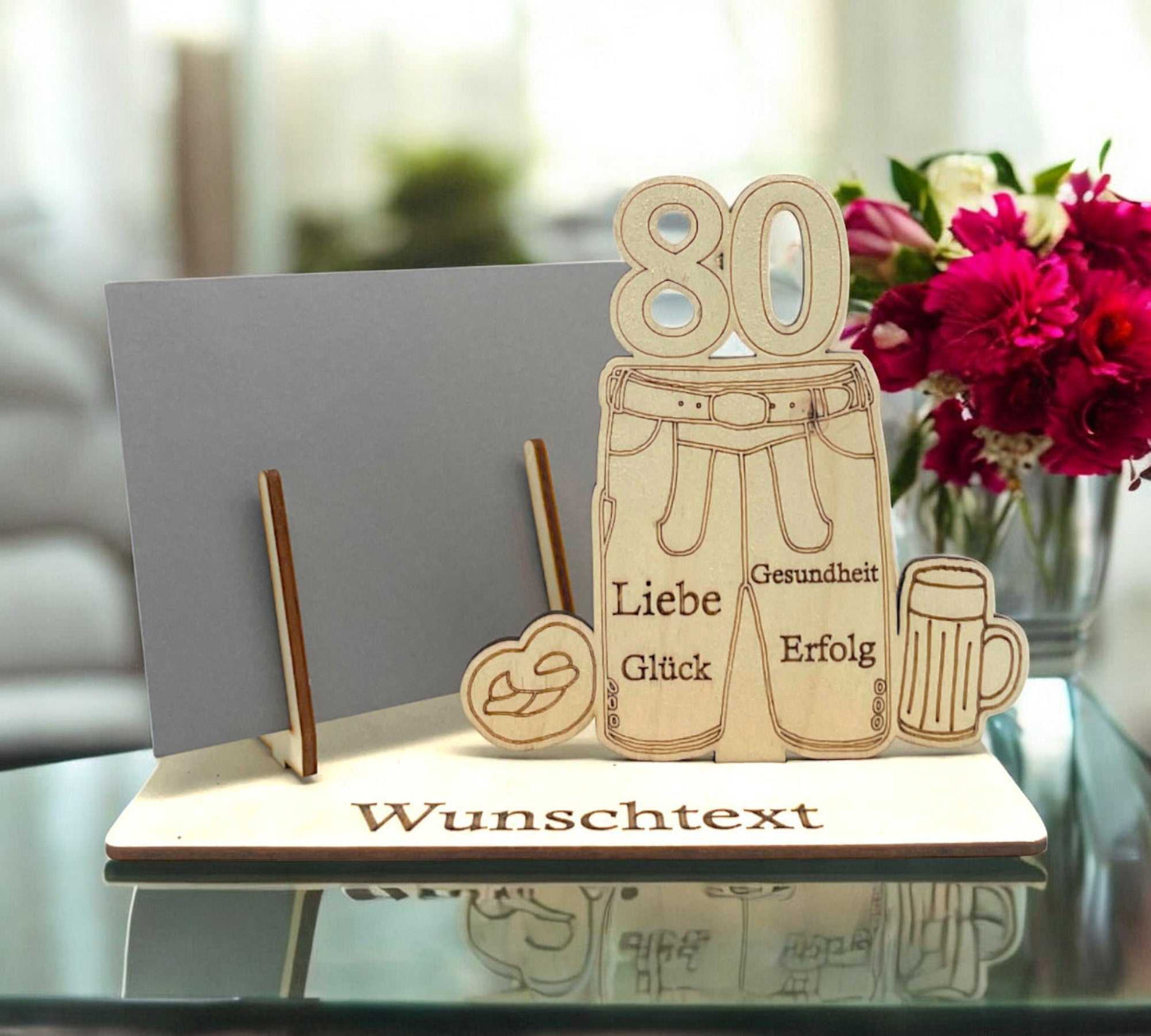 Gutschein verpacken zum 80. Geburtstag – Motiv mit Lederhose, Brezel und Bier
