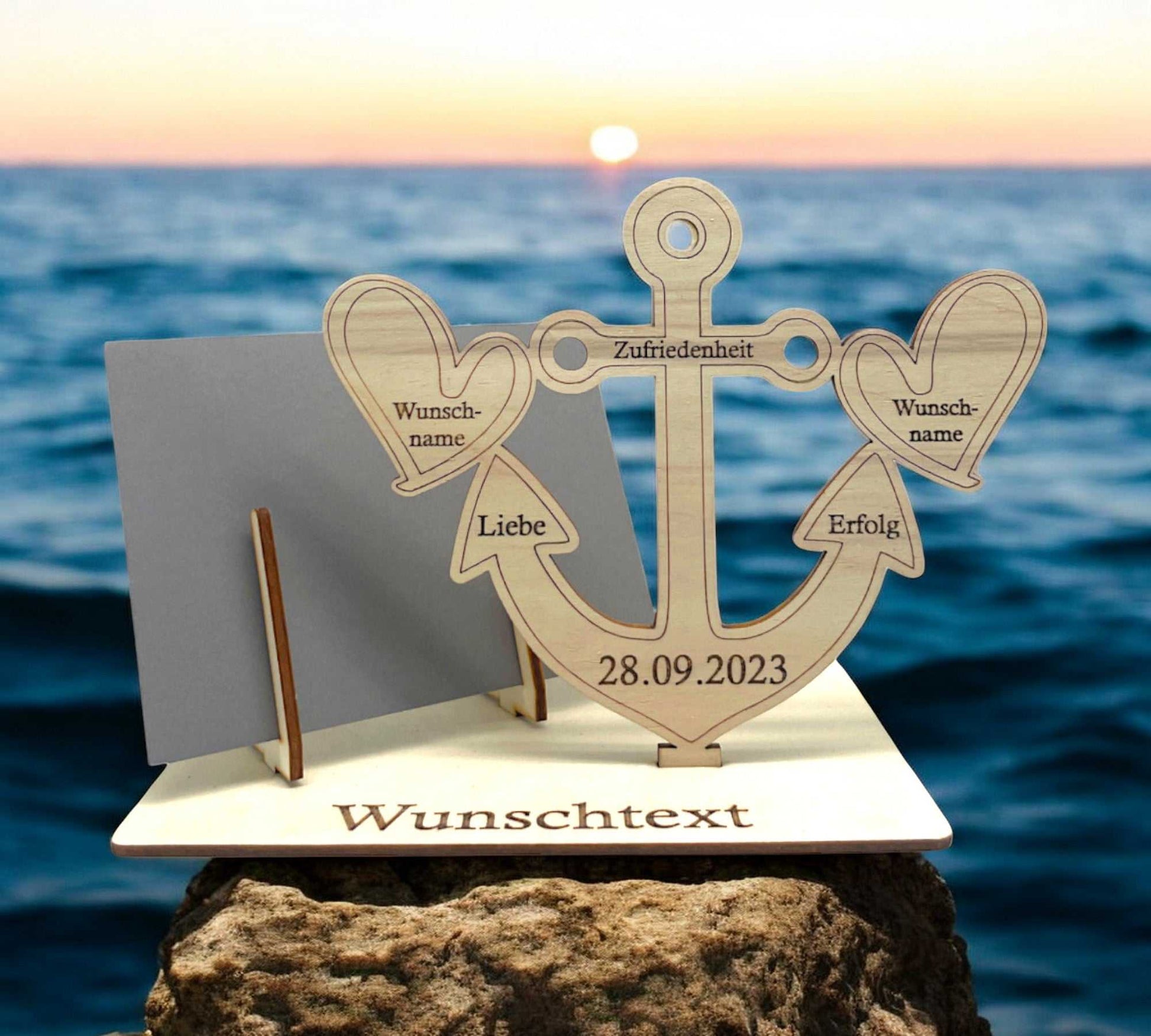 Gutscheinverpackung mit graviertem Anker und Herzen zur Hochzeit
