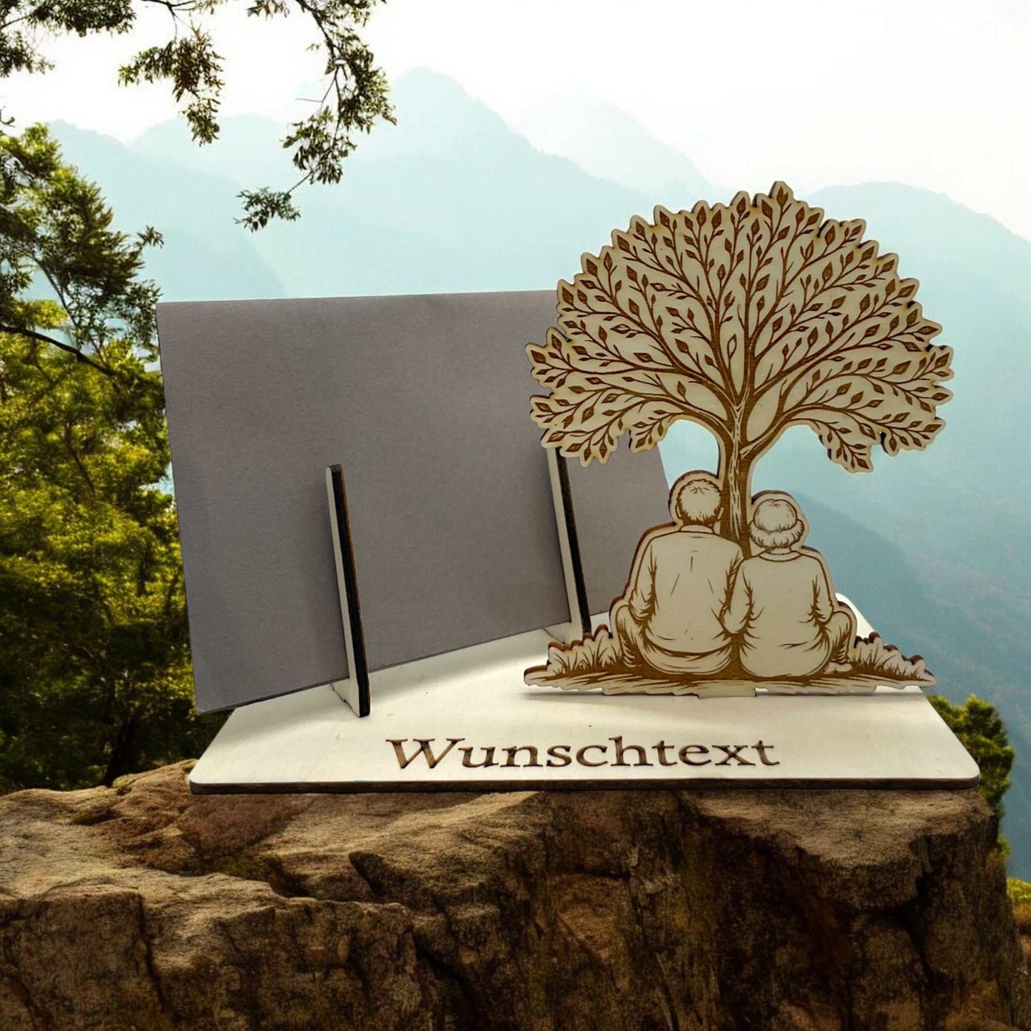 Gutschein verpacken zum Jubiläum – Motiv mit Paar unter Blätterdach