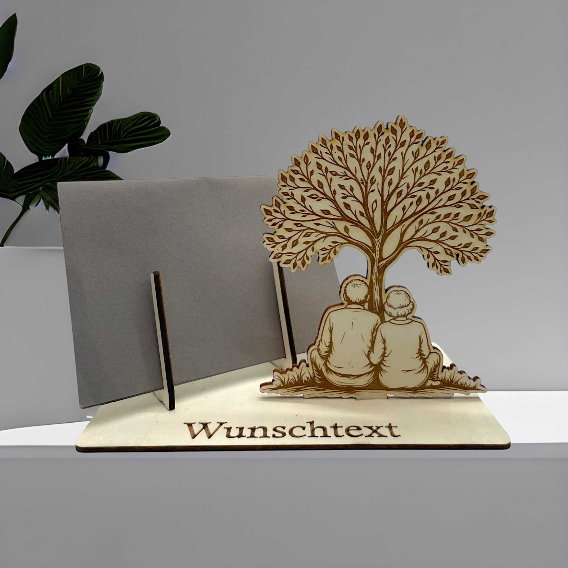 Geldgeschenk verpacken mit Gefühl – Paar unter einem Baum auf Holz