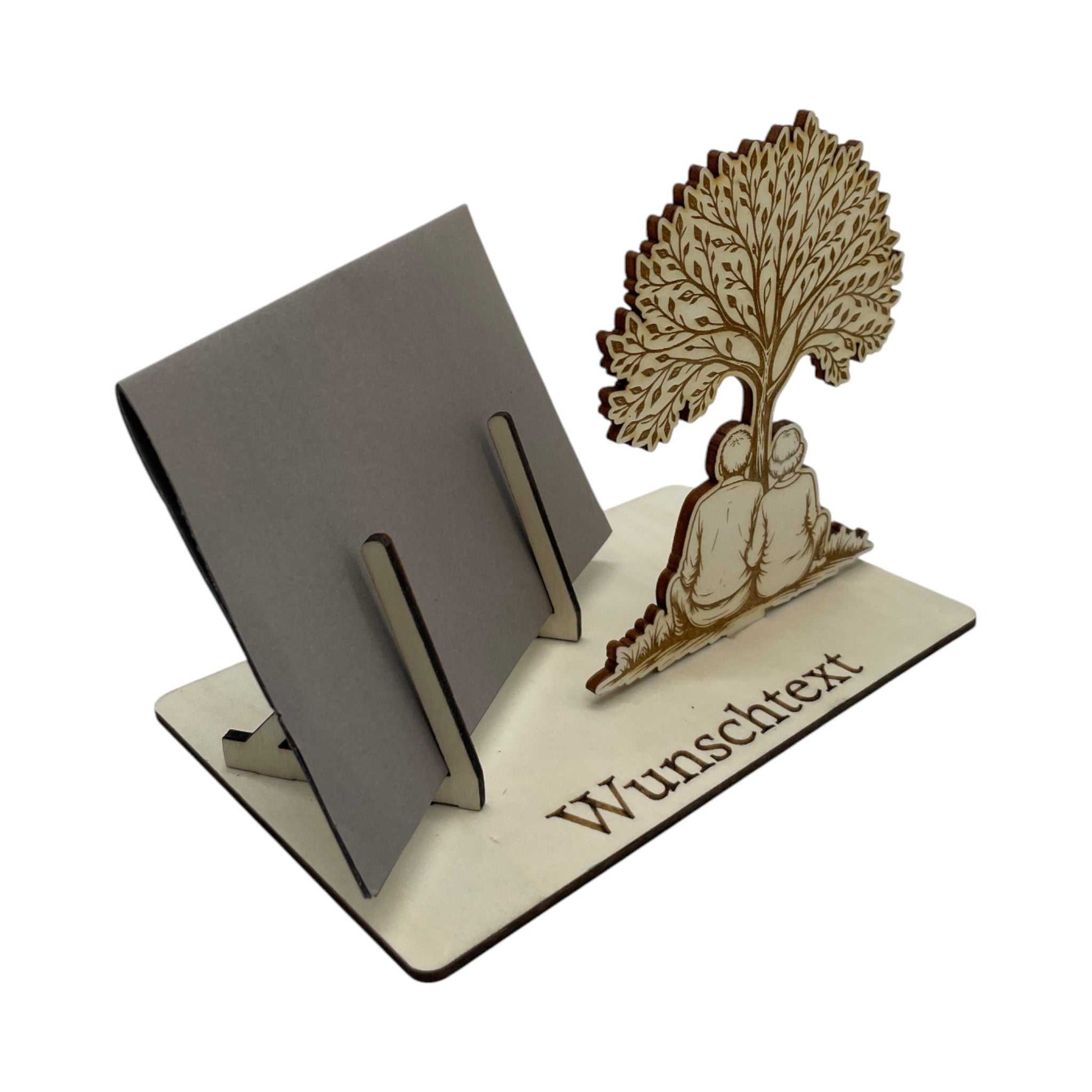 Gutscheinverpackung aus Holz mit Motiv eines älteren Paares unter einem Baum. Perfekt für Dankesgeschenke oder Jubiläen, personalisierbar mit Wunschgravur.