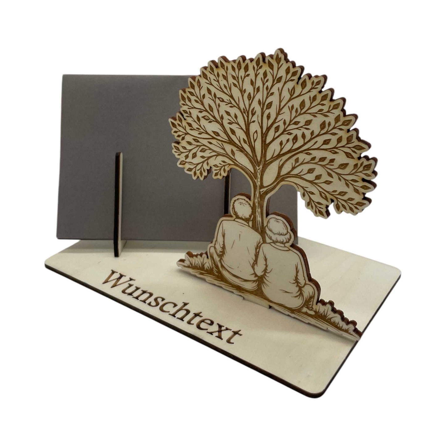 Romantische Gutscheinverpackung aus Holz mit Baum-und-Paar-Motiv. Perfekt zum Gutschein verpacken für besondere Anlässe, wie Jubiläen oder Dankesgeschenke.