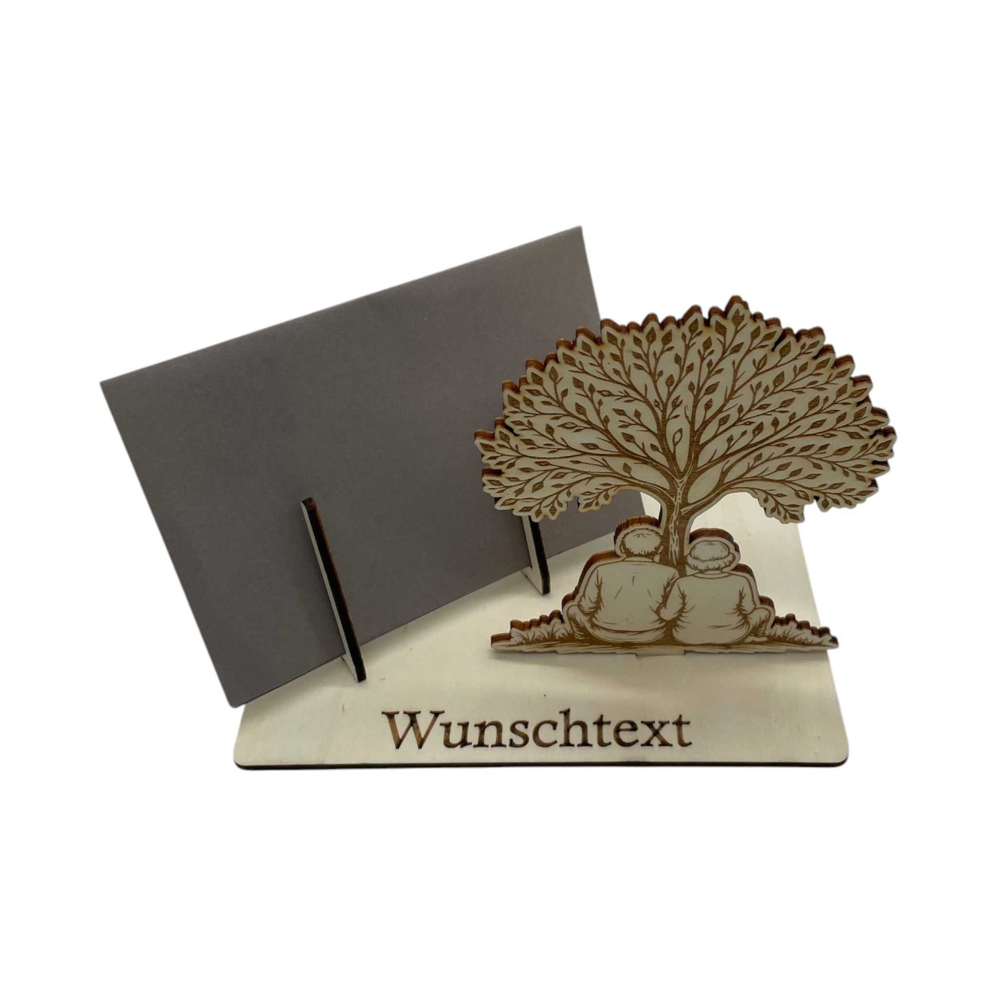 Holz-Gutscheinverpackung mit Baum- und Pärchen-Motiv, ideal für Gutscheine zu Jubiläen oder als Dankesgeschenk. Mit Wunschtext personalisierbar.