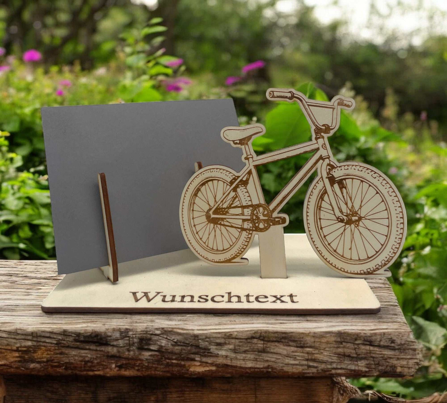 Gutschein verpacken mit graviertem BMX-Fahrrad auf Holzplatte und Wunschtext
