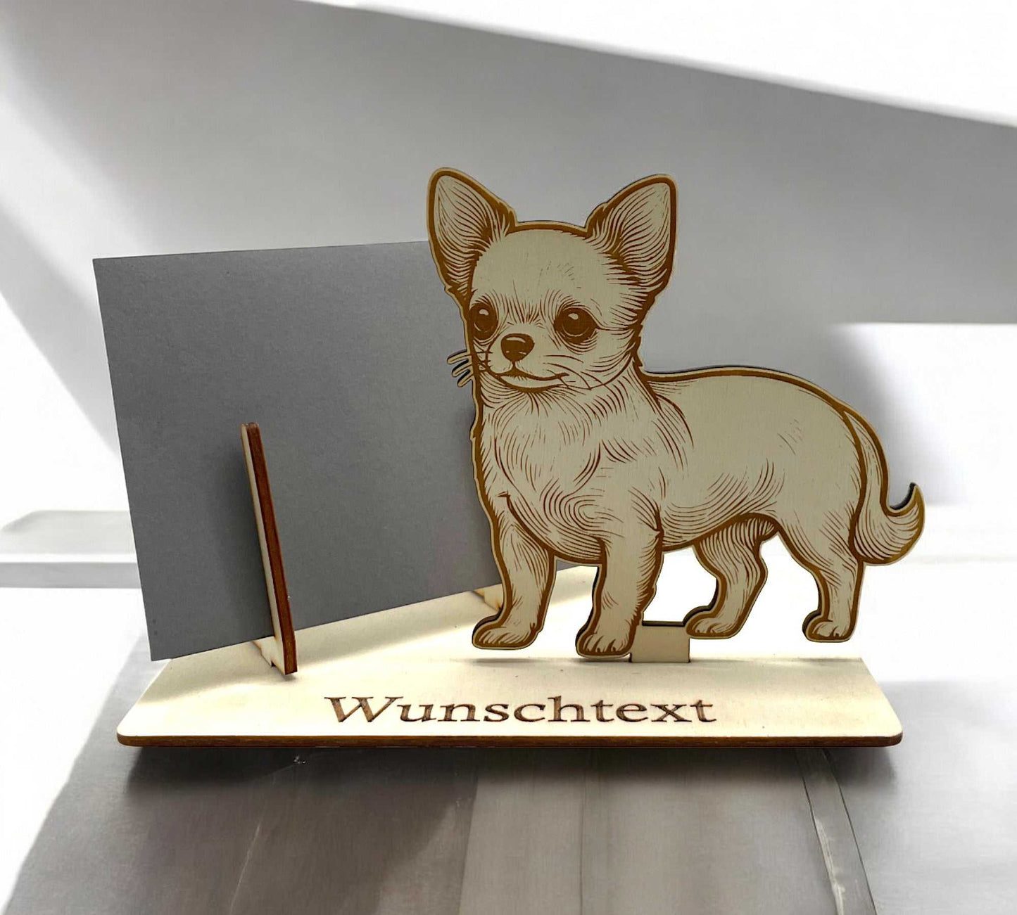 Gutschein verpacken mit Chihuahua – kleiner Hund auf Holzplatte mit Umschlag und Gravur