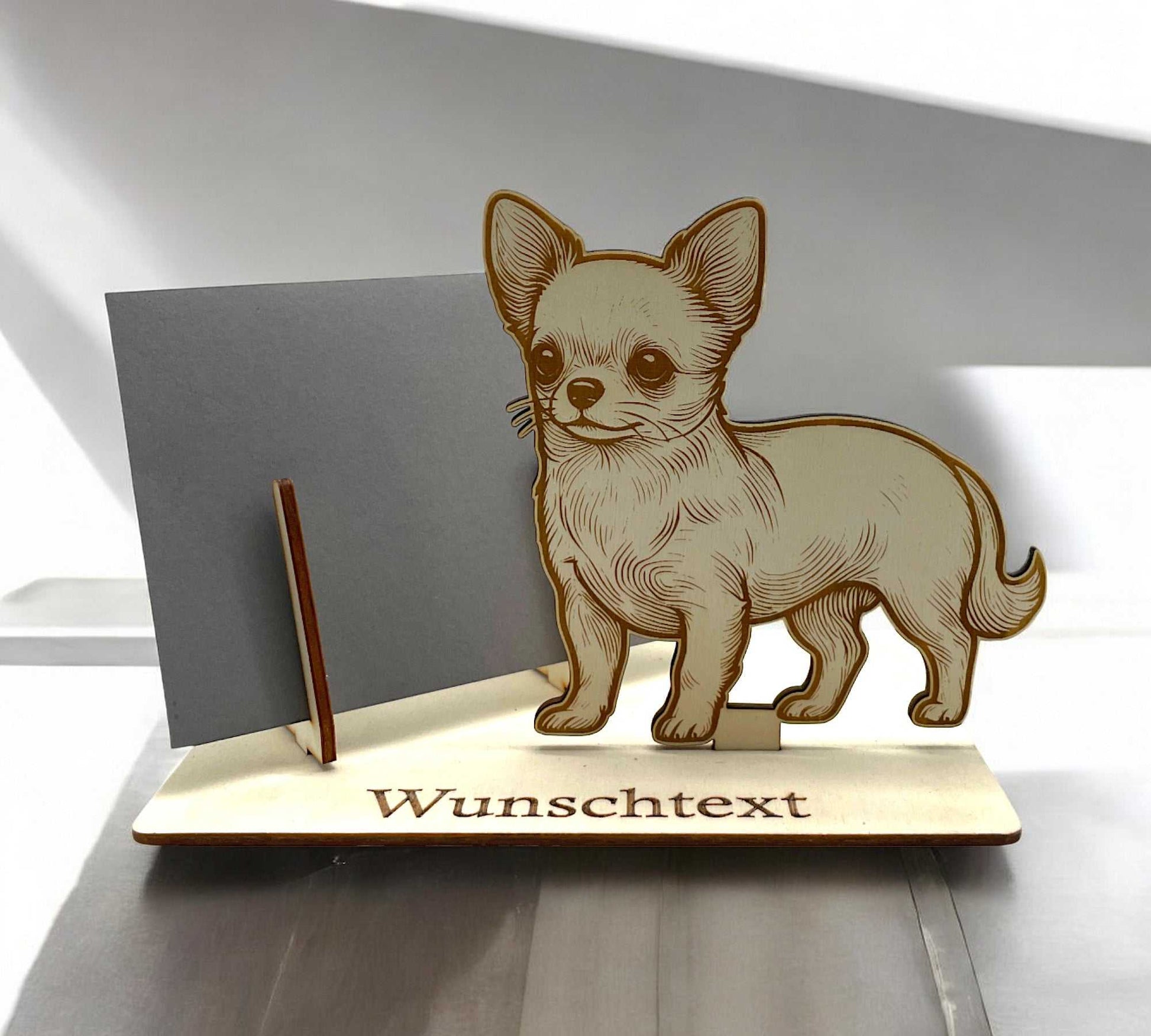 Gutschein verpacken mit Chihuahua – kleiner Hund auf Holzplatte mit Umschlag und Gravur