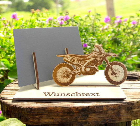 Gutschein verpacken mit graviertem Cross-Motorrad und Wunschtext auf Holzplatte