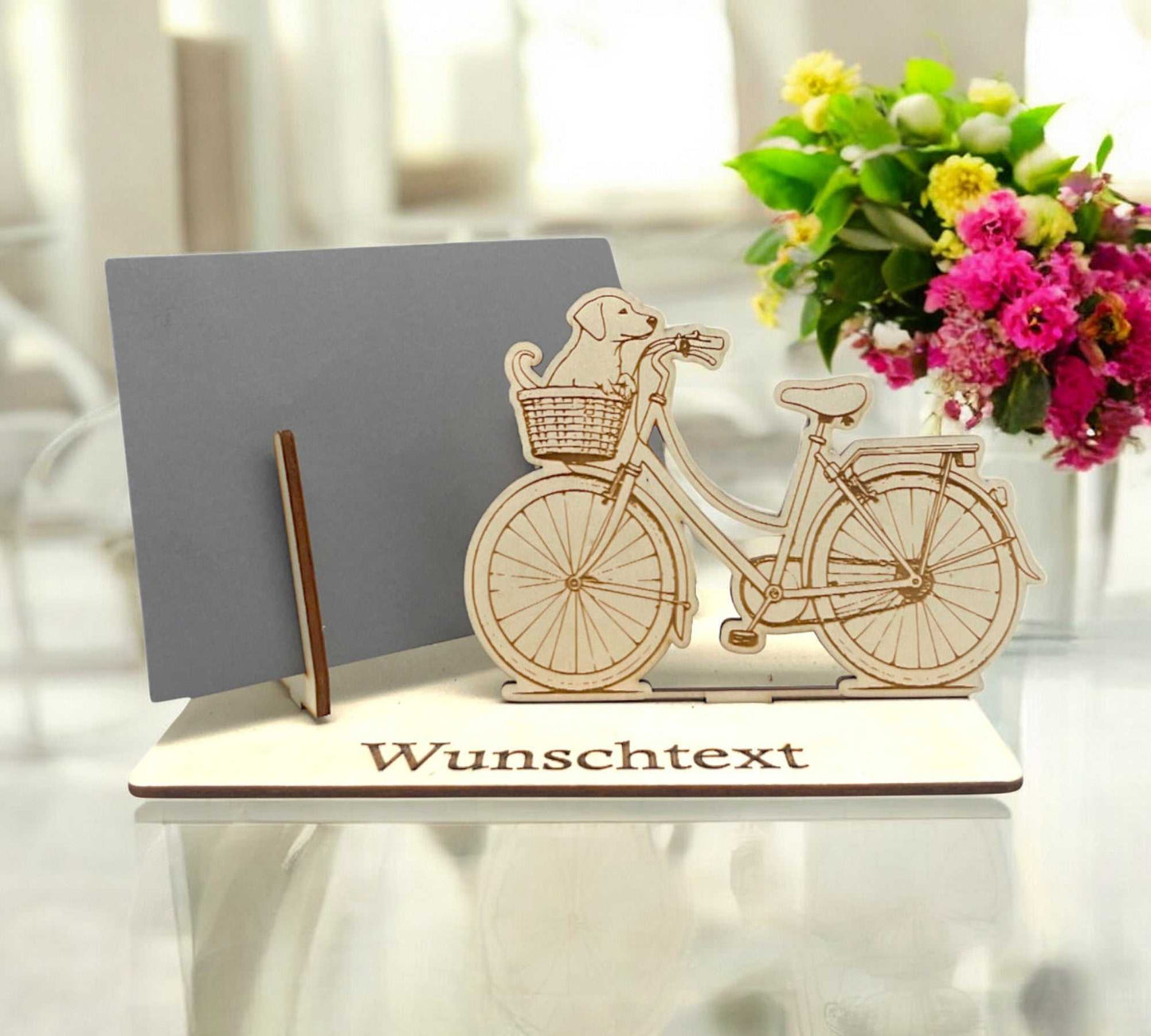 Gutschein verpacken mit graviertem Damenrad und Hund im Lenkerkorb auf Holz