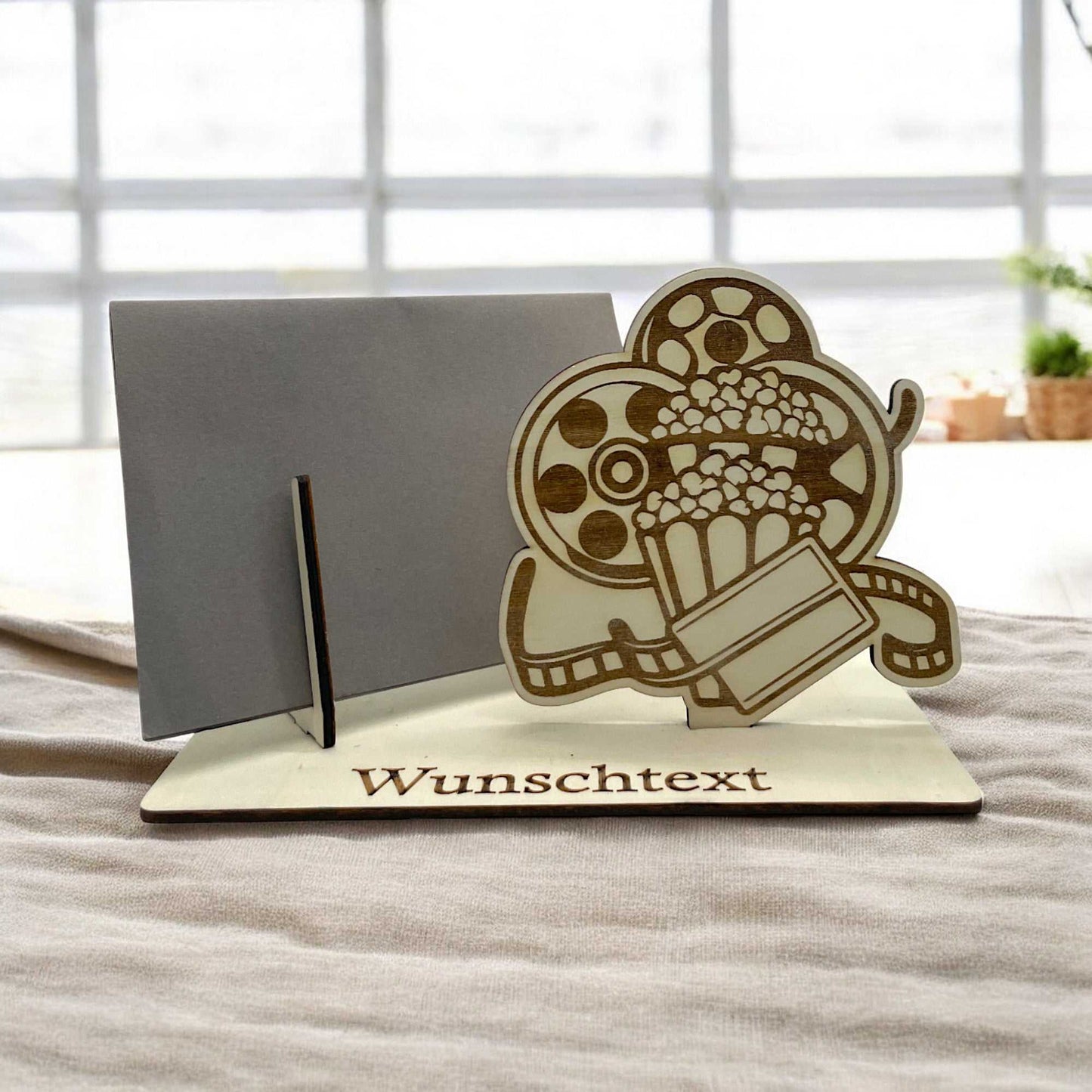 Gutschein verpacken – Motiv mit Popcorn, Filmrolle und Ticket aus Holz