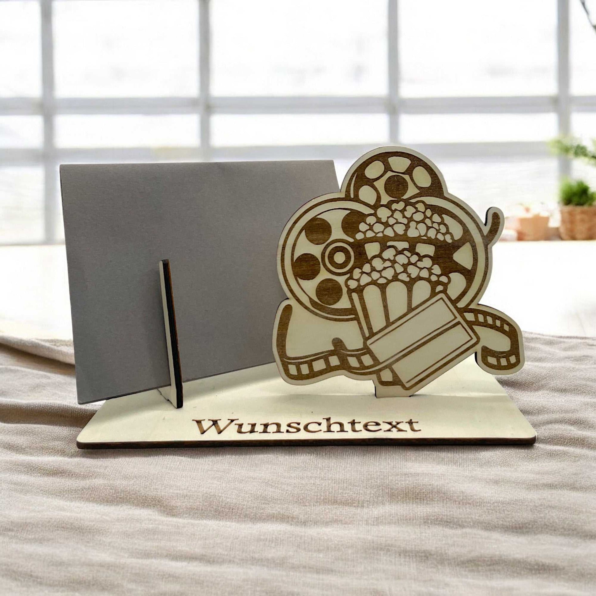 Gutschein verpacken – Motiv mit Popcorn, Filmrolle und Ticket aus Holz