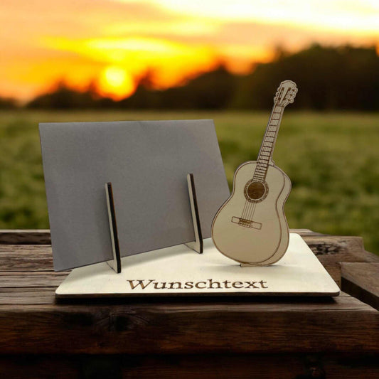 Gutschein verpacken mit Gitarrenmotiv – graviertes Musikinstrument auf Holz