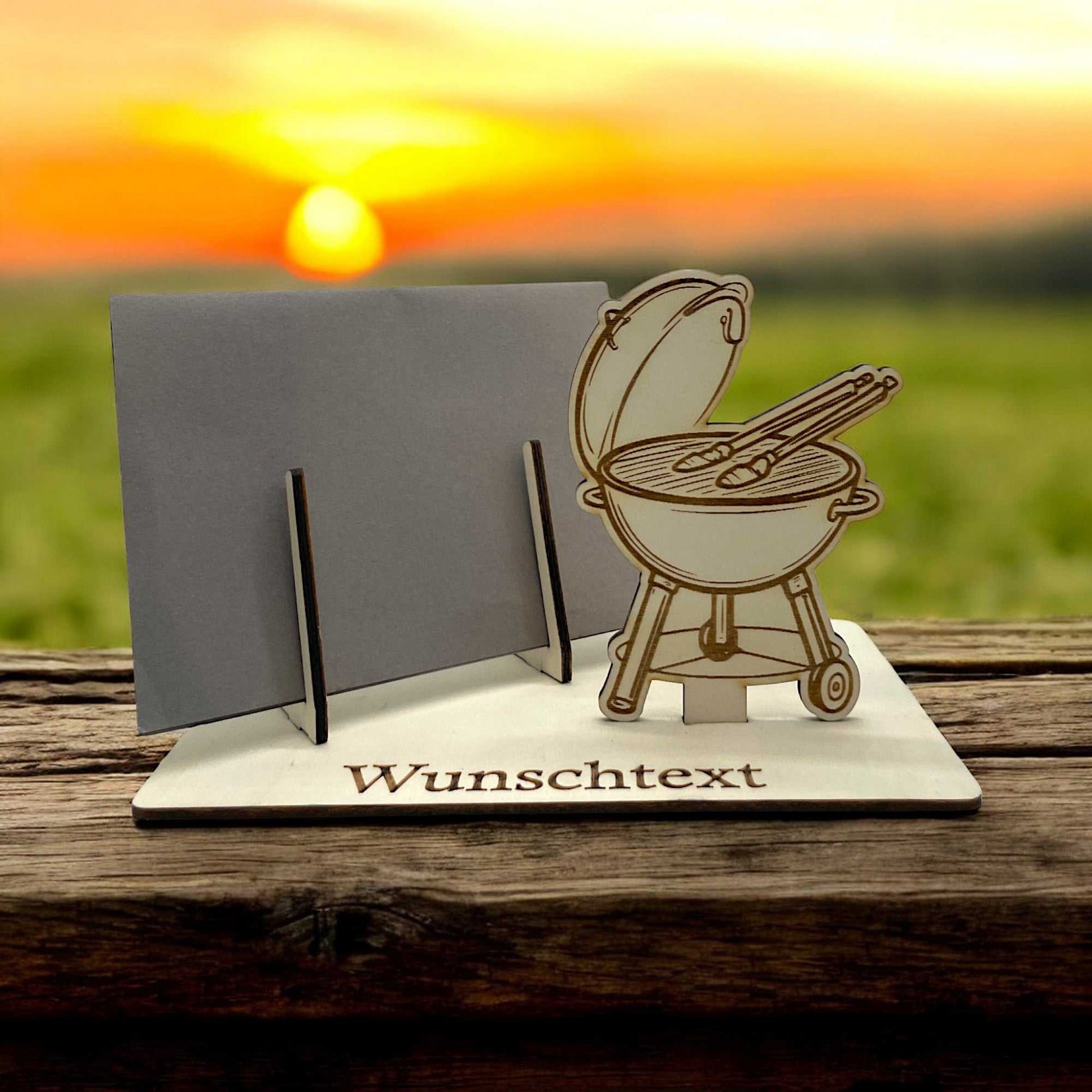Gutschein verpacken – Motiv Grill mit Zange und geöffnetem Deckel aus Holz