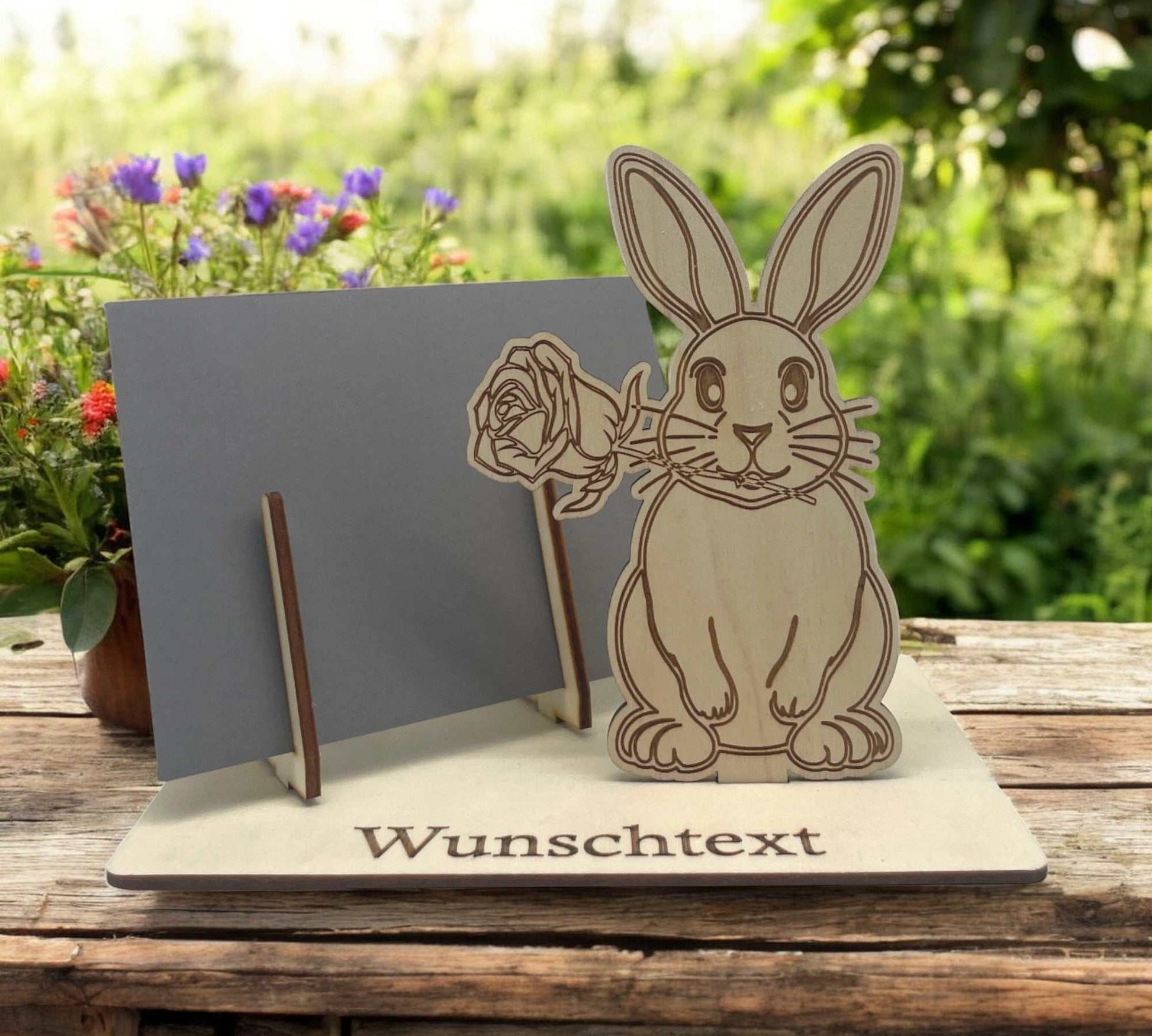Gutschein verpacken mit Hase und Rose aus Holz