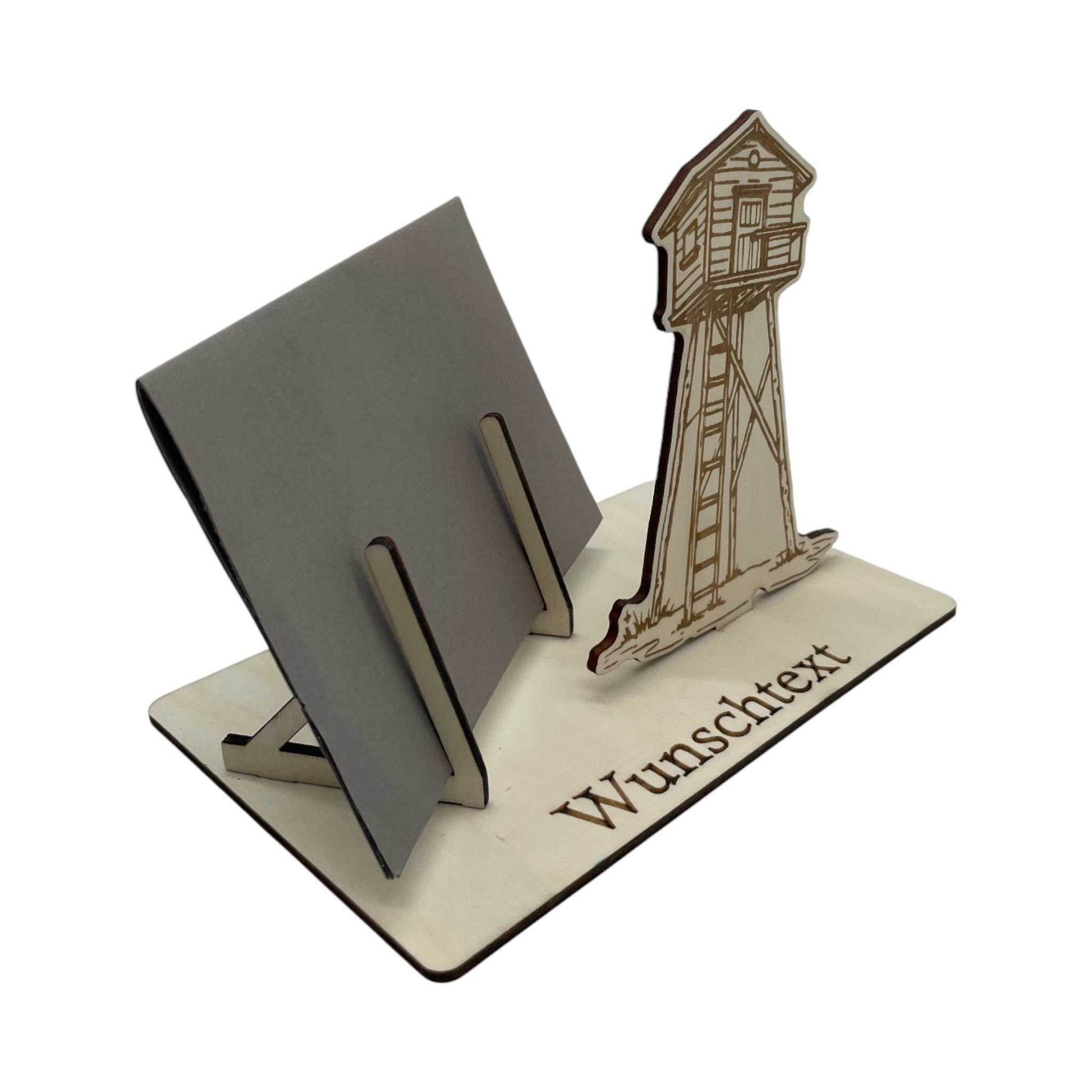 Gutschein verpacken für Outdoorfans – Motiv mit Hochstand und Wunschtext