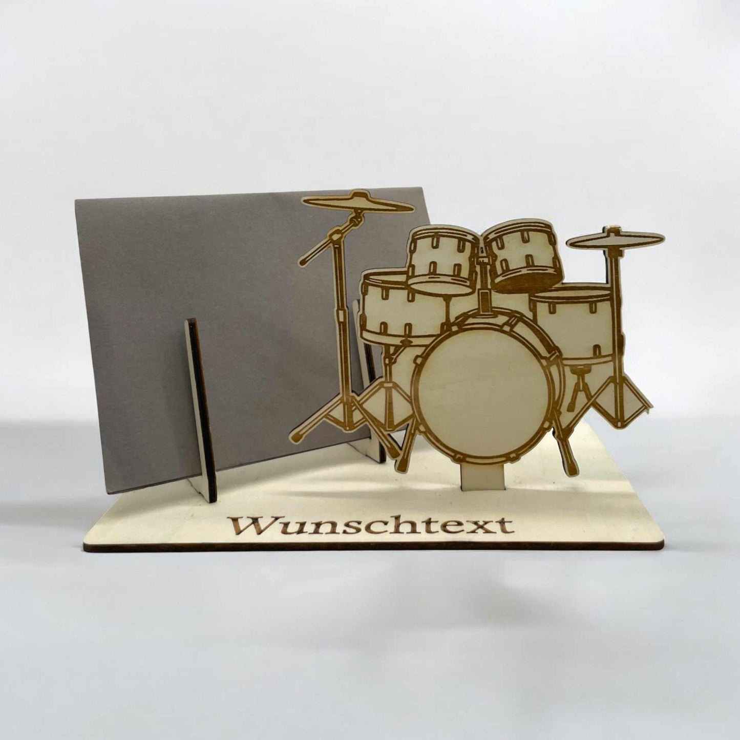 Gutschein verpacken mit Schlagzeug – graviertes Holzmotiv mit Wunschtext und Umschlag
