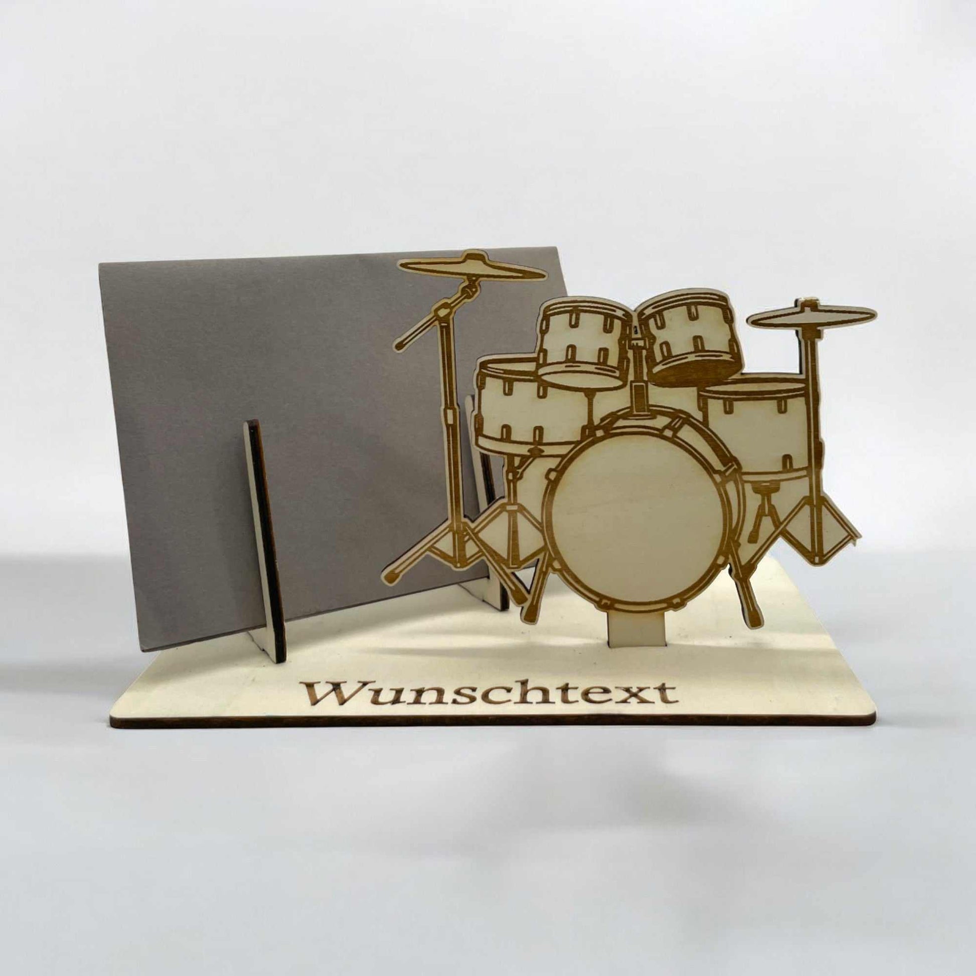 Gutschein verpacken mit Schlagzeug – graviertes Holzmotiv mit Wunschtext und Umschlag