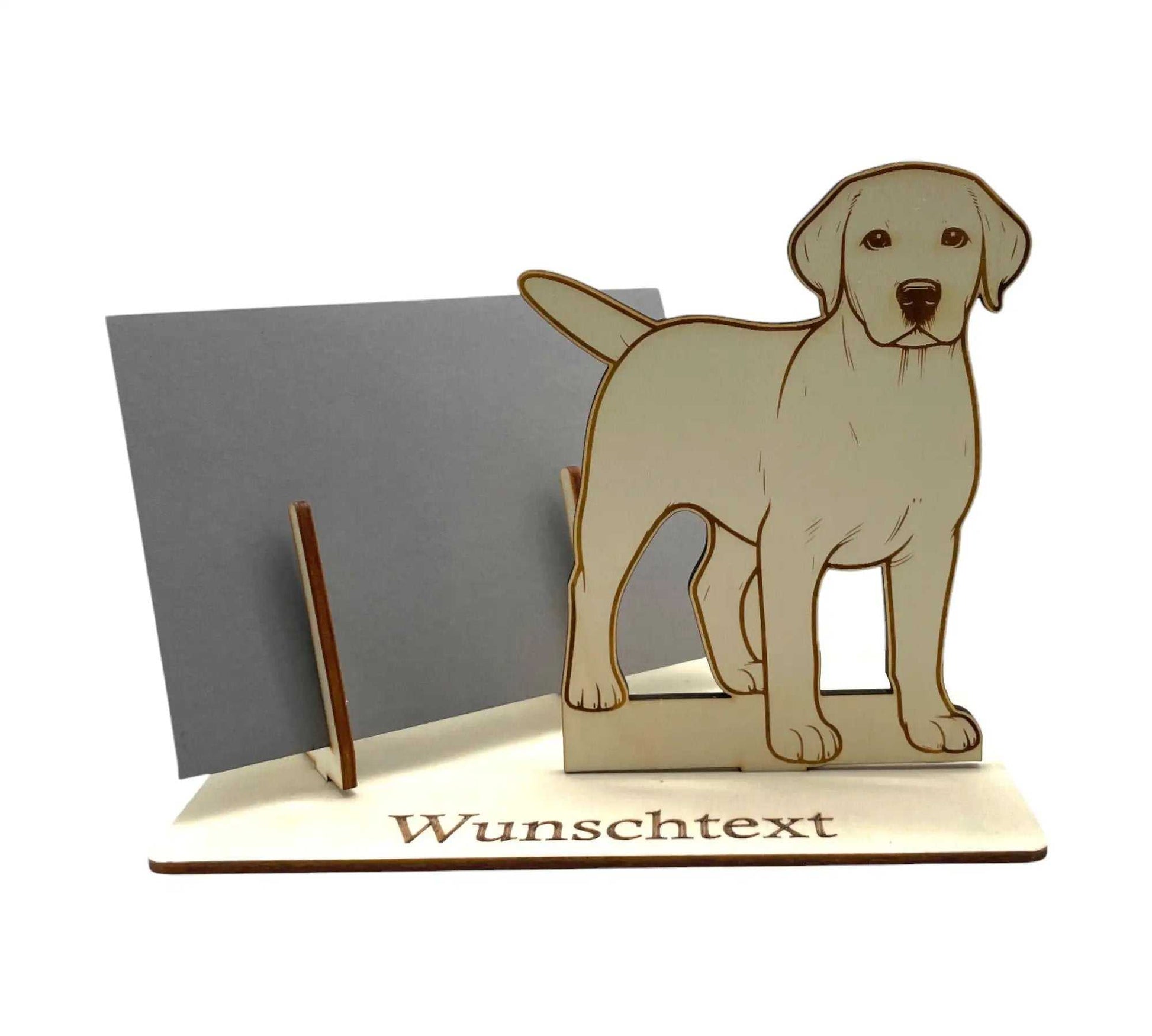 Gutschein verpacken mit Labrador – Holzfigur mit Wunschtext und Umschlag auf Steckplatte