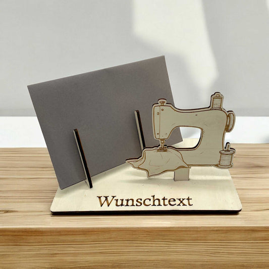 Gutschein verpacken mit Nähmaschine – Holzhalter mit Stoffmotiv und Wunschtext