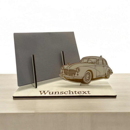 Gutschein verpacken für Autofans – Holzhalter mit Oldtimer-Motiv und Wunschgravur