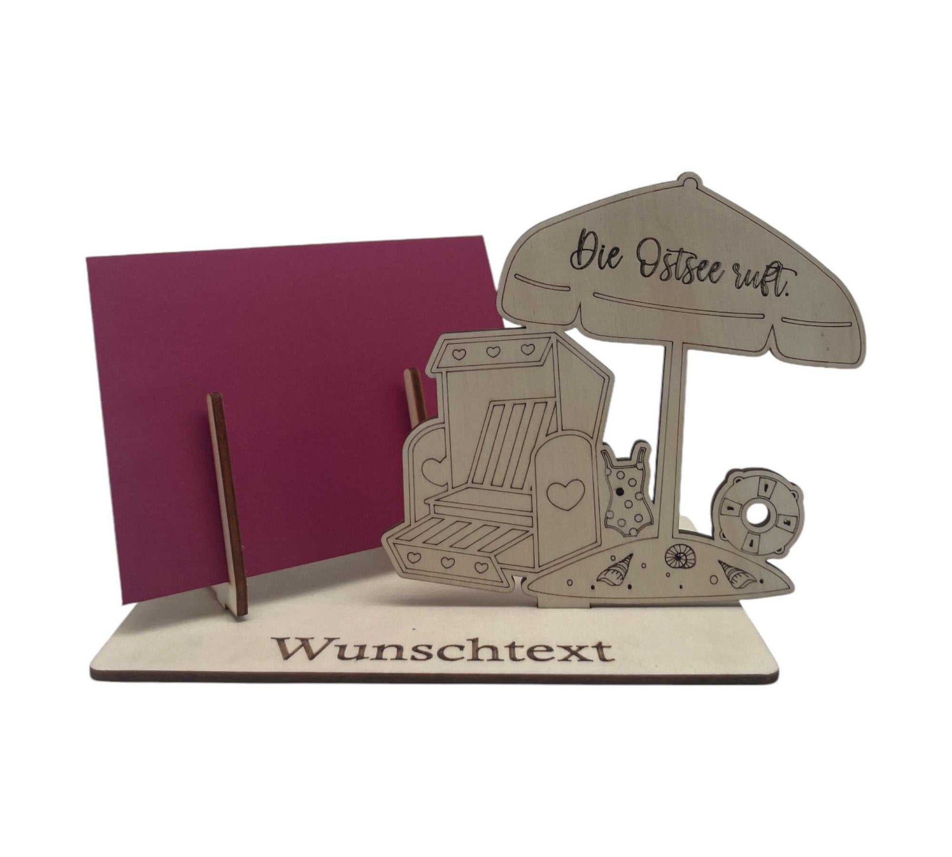Gutscheinverpackung mit Strandkorb und Gravur „Die Ostsee ruft“ – personalisierte Holzverpackung für maritime Geschenke.