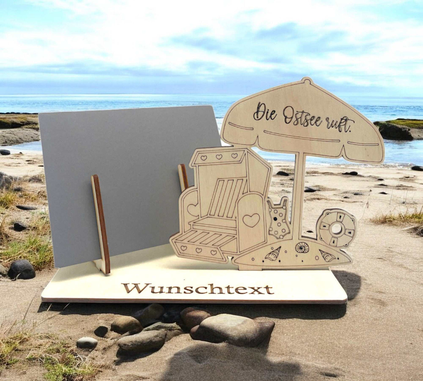 Gutschein verpacken für die Ostsee – Holzhalter mit Strandkorb und Sonnenschirm