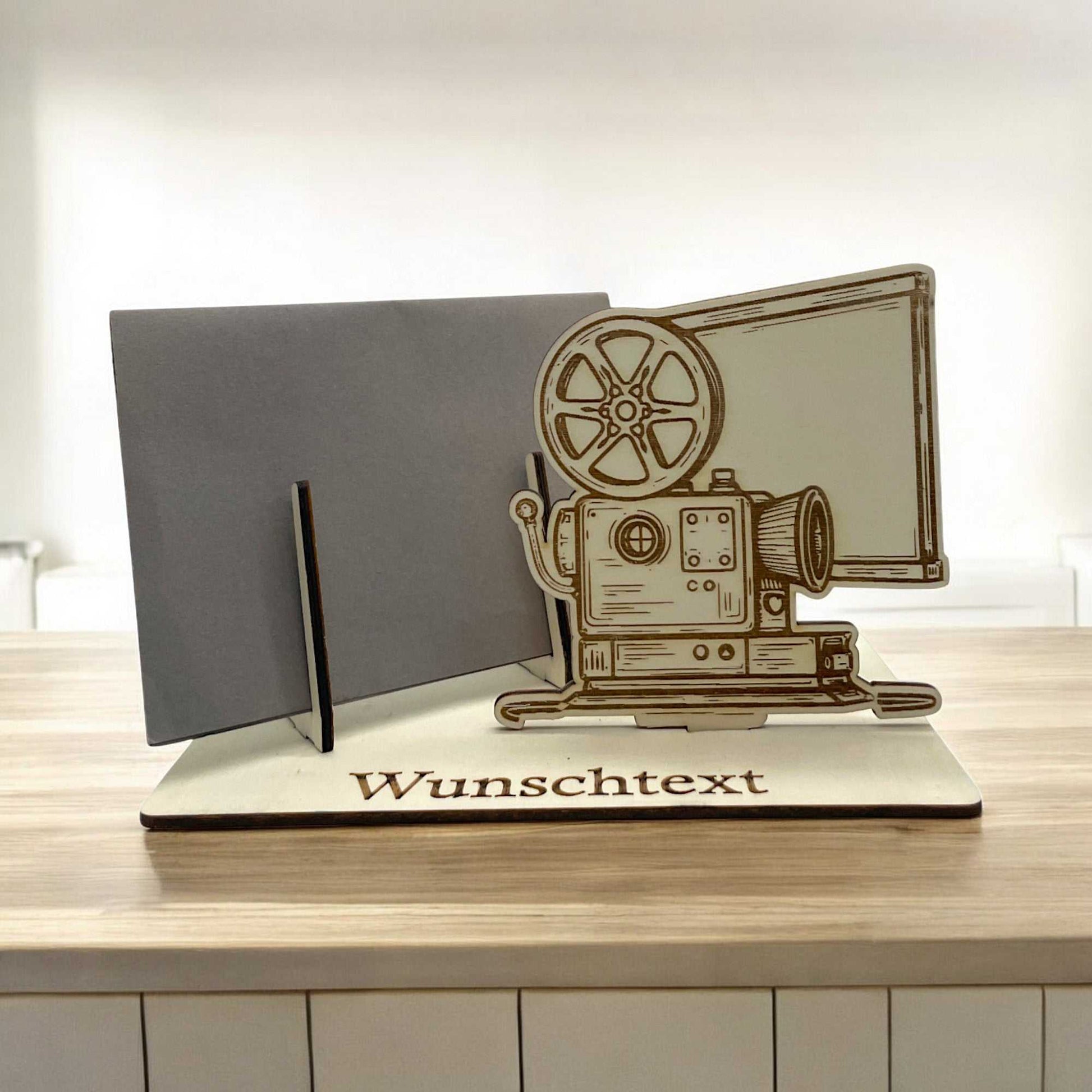 Gutschein verpacken – Motiv Filmprojektor mit Leinwand aus Holz