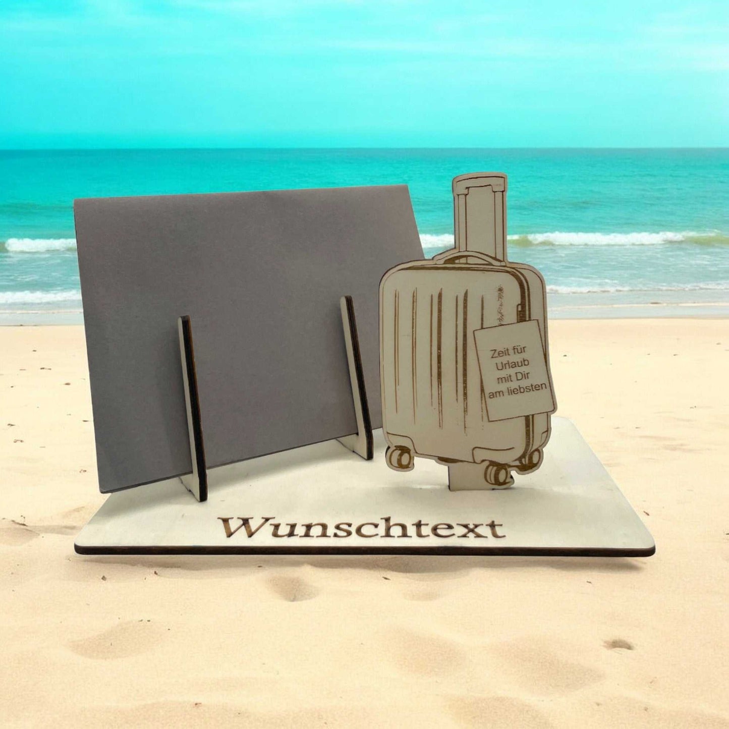 Gutscheinhalter aus Holz mit Reisekoffer-Motiv, ideal zum stilvollen Gutschein verpacken für Urlaube, Reisen oder Erlebnisse. Personalisiert mit Wunschtext.