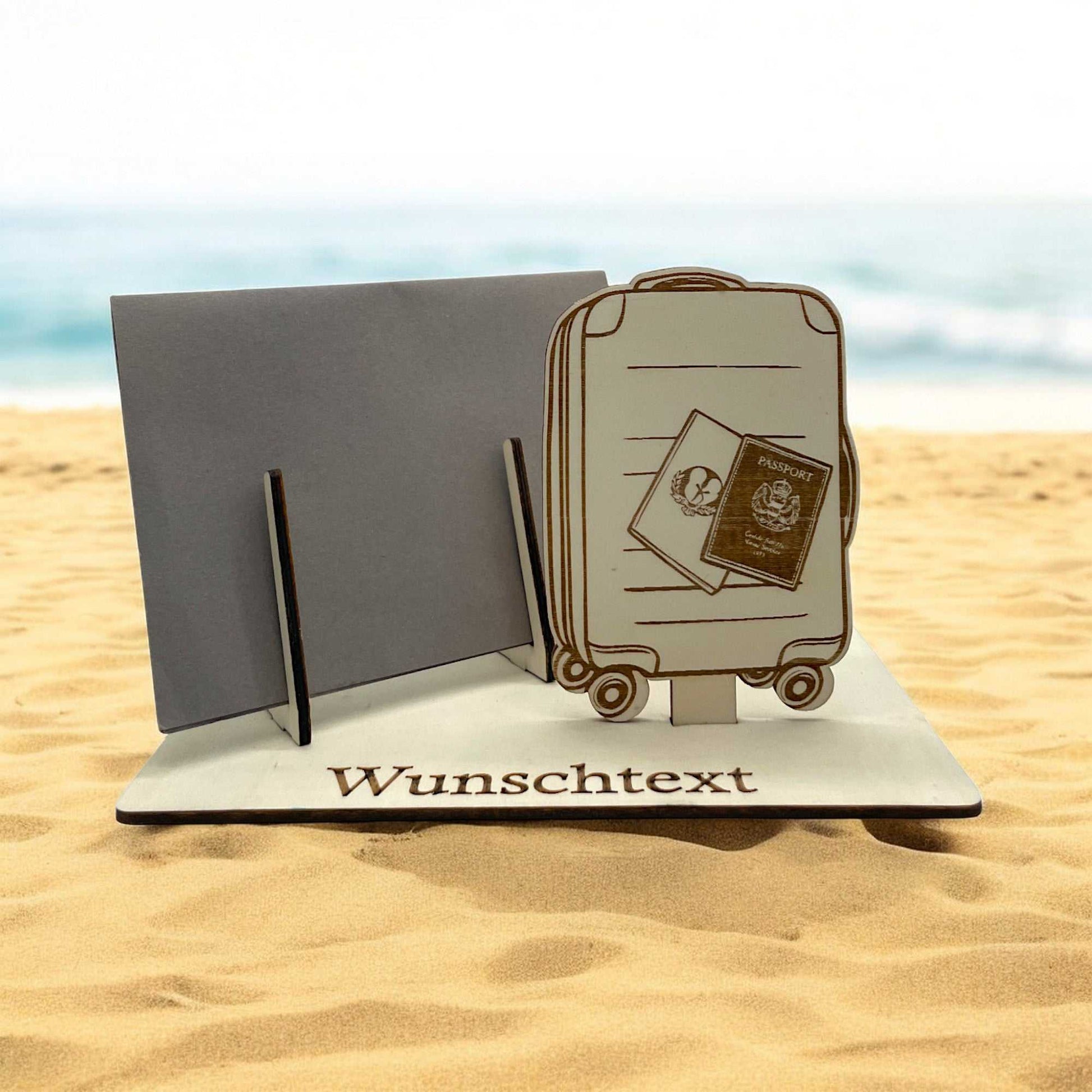 Gutschein verpacken – Motiv mit Reisekoffer und zwei Reisedokumenten aus Holz