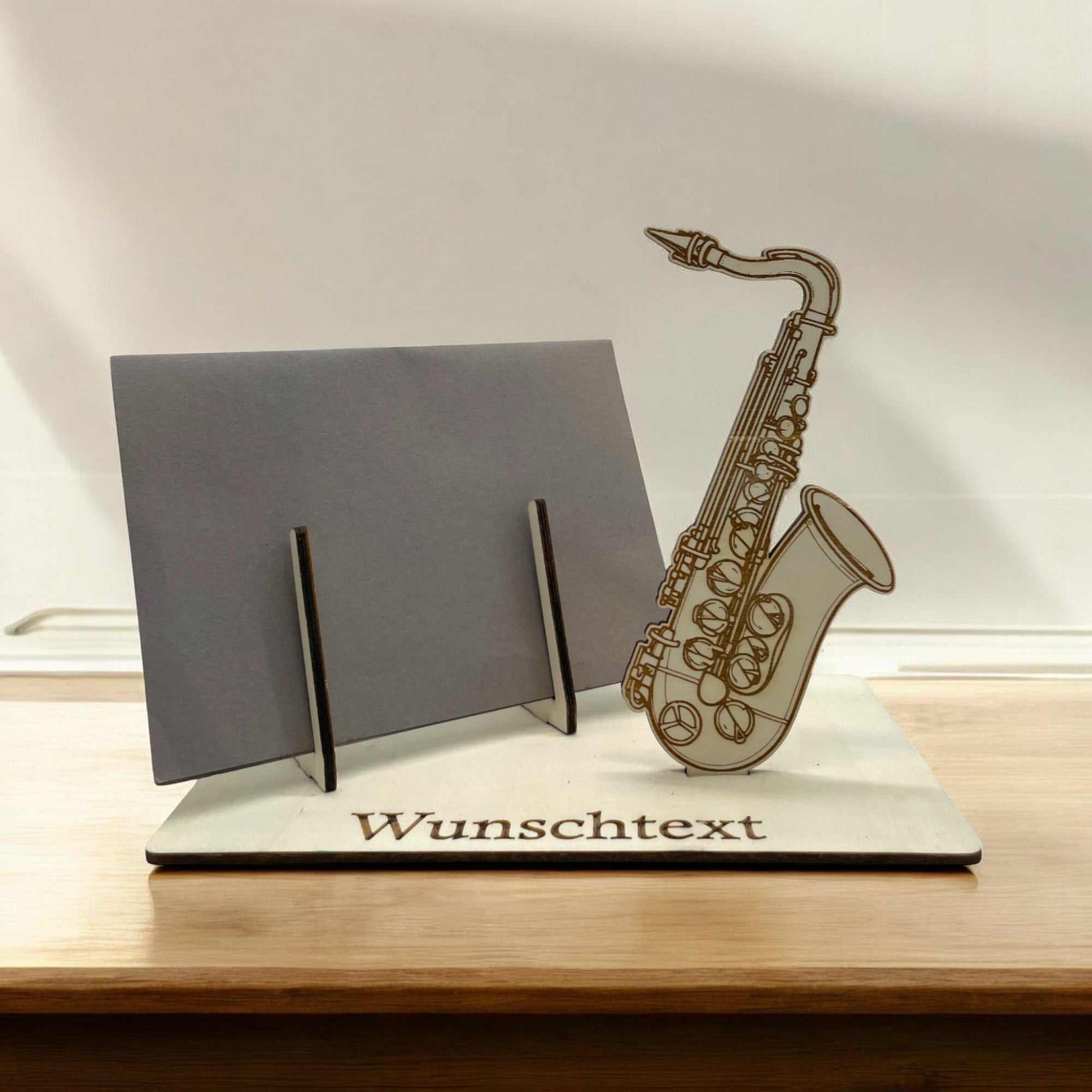 Gutschein verpacken mit Saxophon – graviertes Musikinstrument auf Holz mit Wunschtext