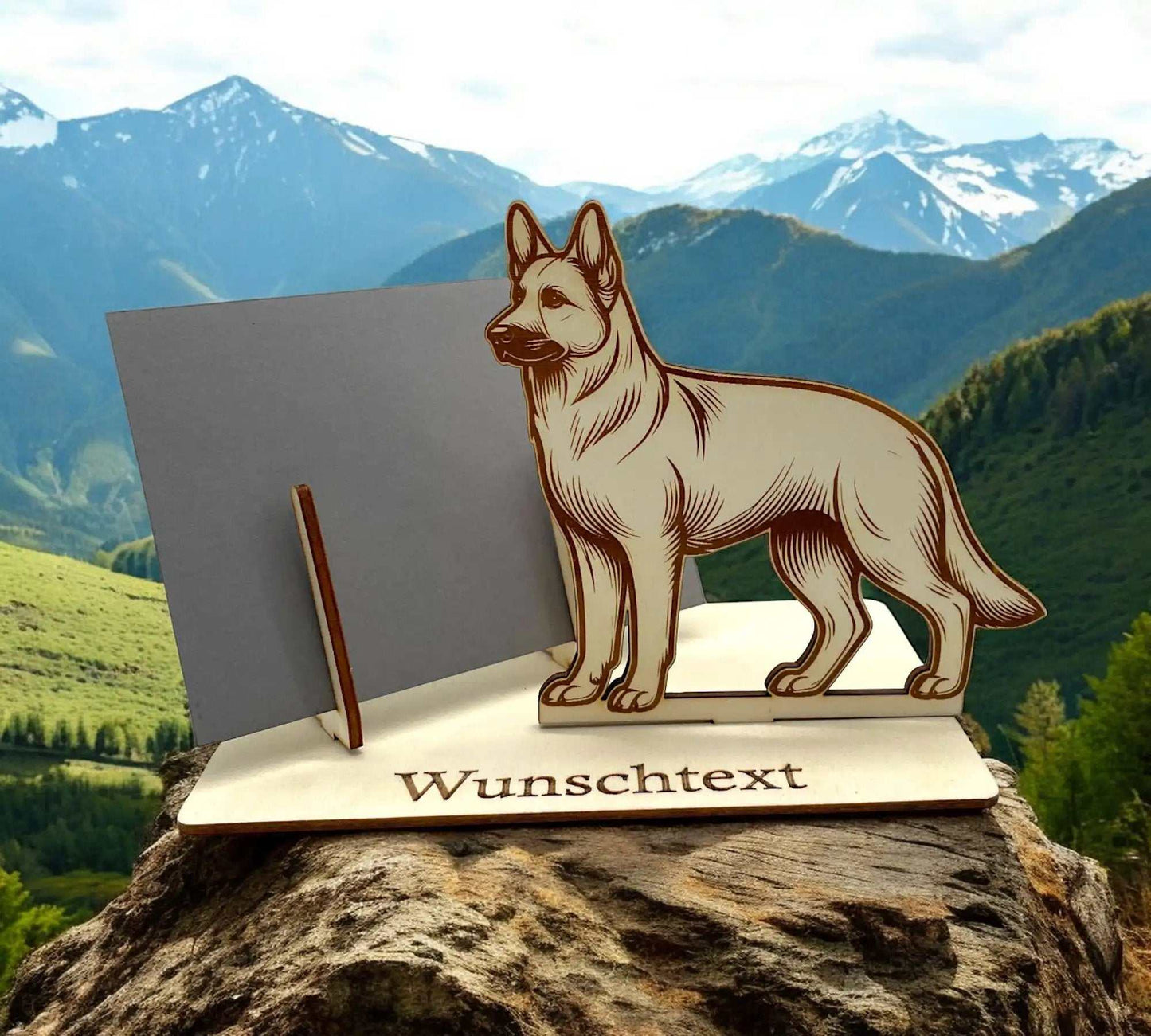 Gutschein verpacken mit Schäferhund – gravierter Hund auf Holzplatte mit Umschlaghalter