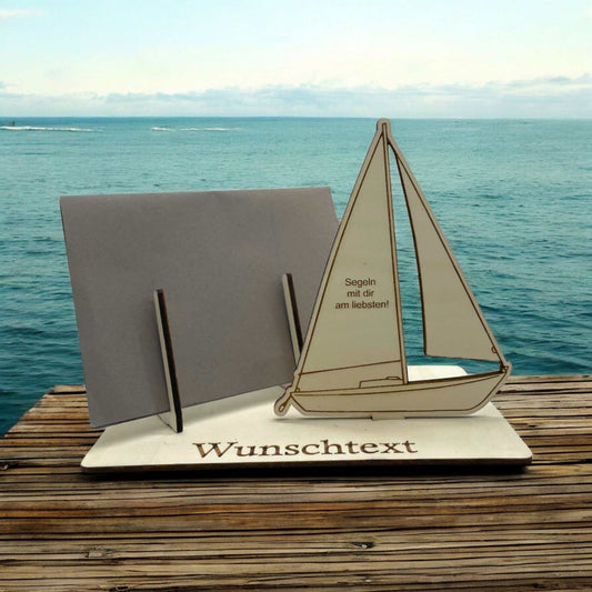 Gutschein verpacken mit Segel-Boot – Holzhalter mit Wunschtext im großen Segel