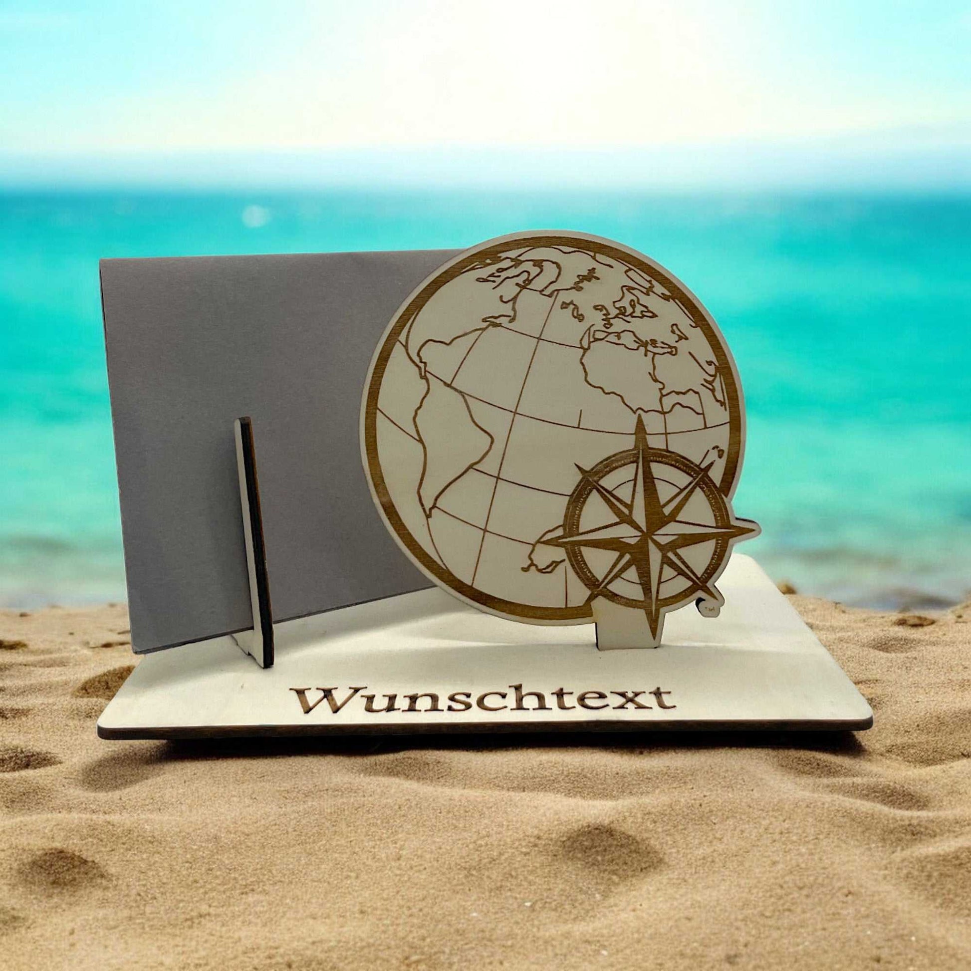 Gutschein verpacken mit Fernweh-Motiv – Weltkugel und Kompass in Holzoptik